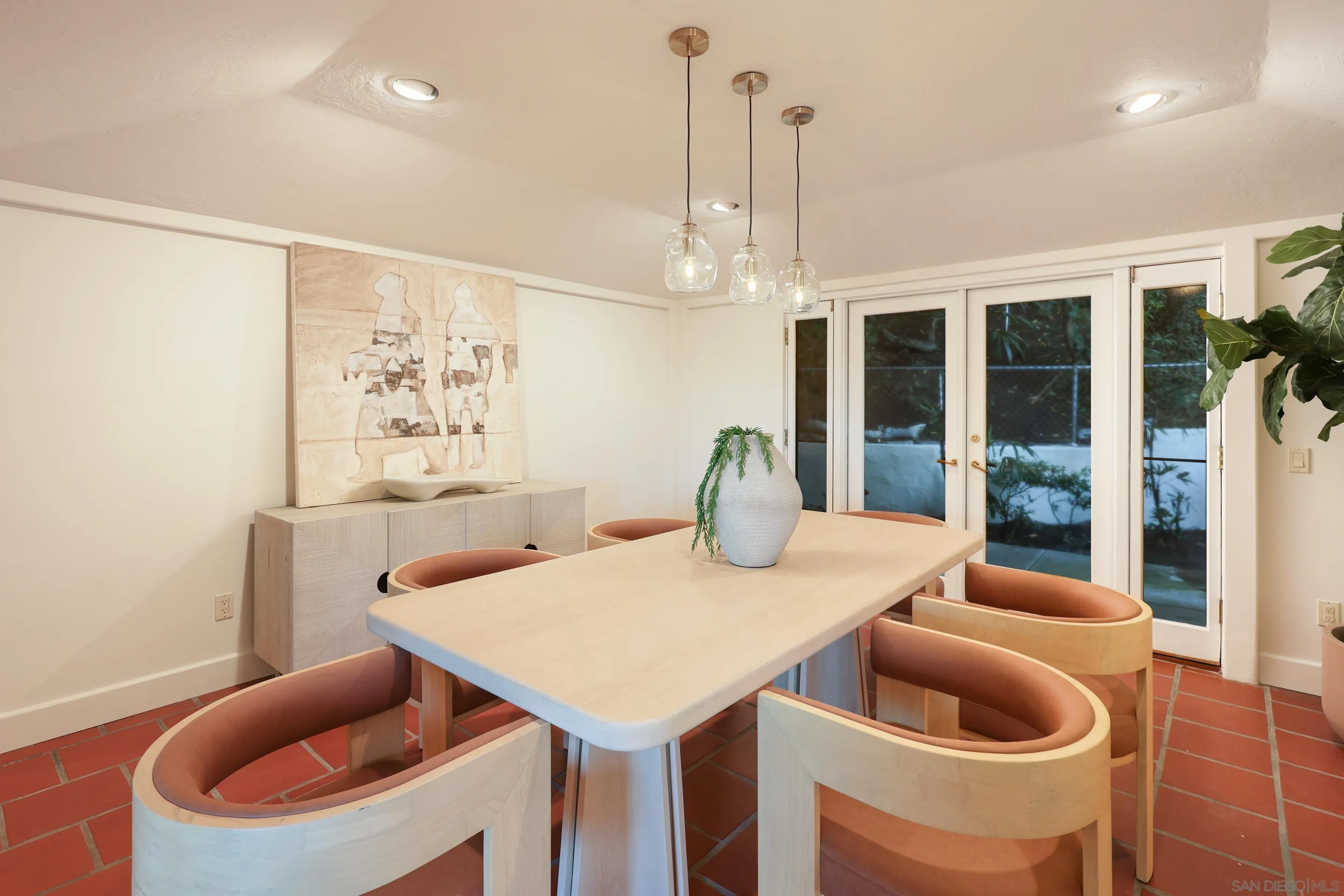 https://cdn.realtyfeed.com/cdn/127/260010673/4f5fd2ff8fe053e81d3e80383f9e8a6e.webp