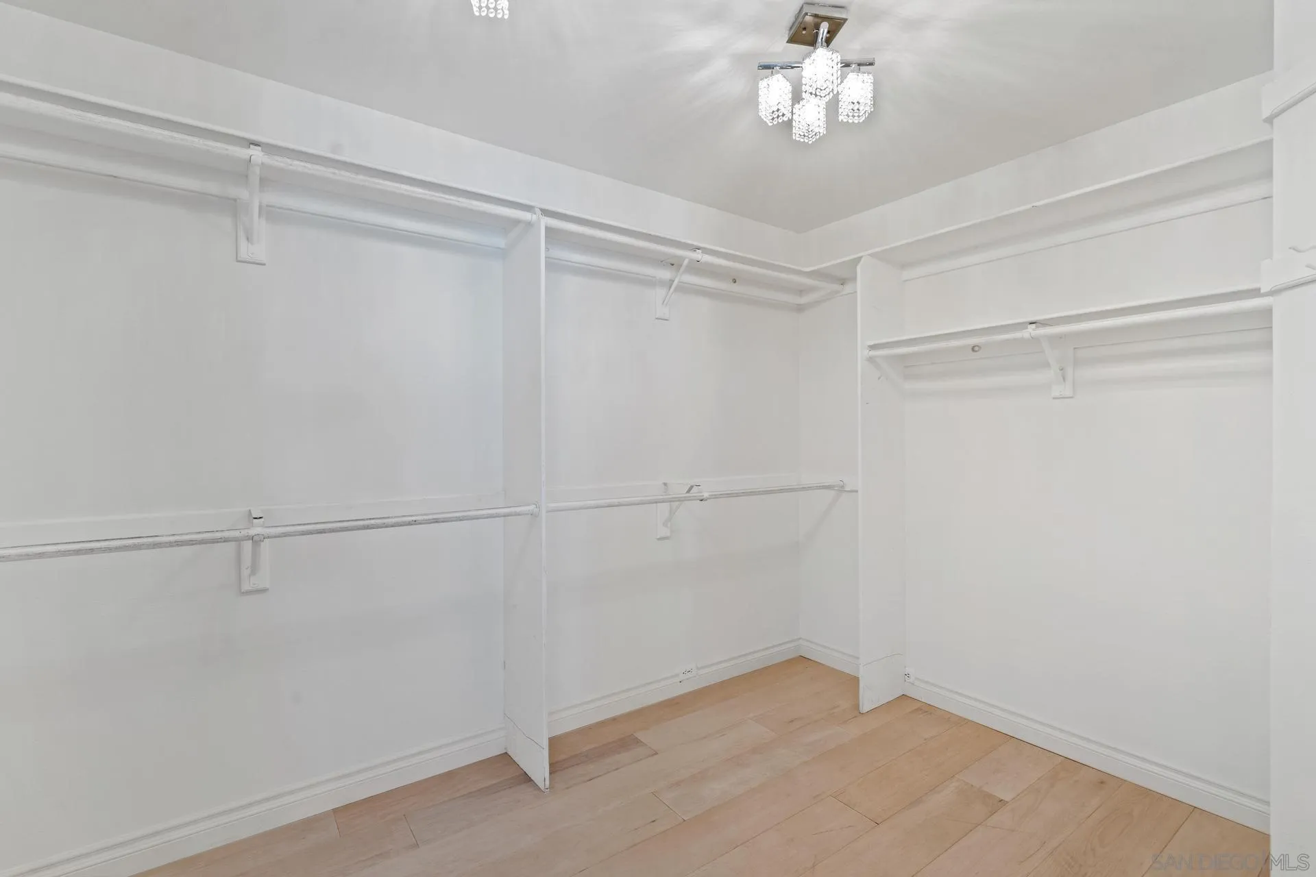 https://cdn.realtyfeed.com/cdn/127/260010677/a6892ccf46b2592bef83afe7fd00e66b.webp