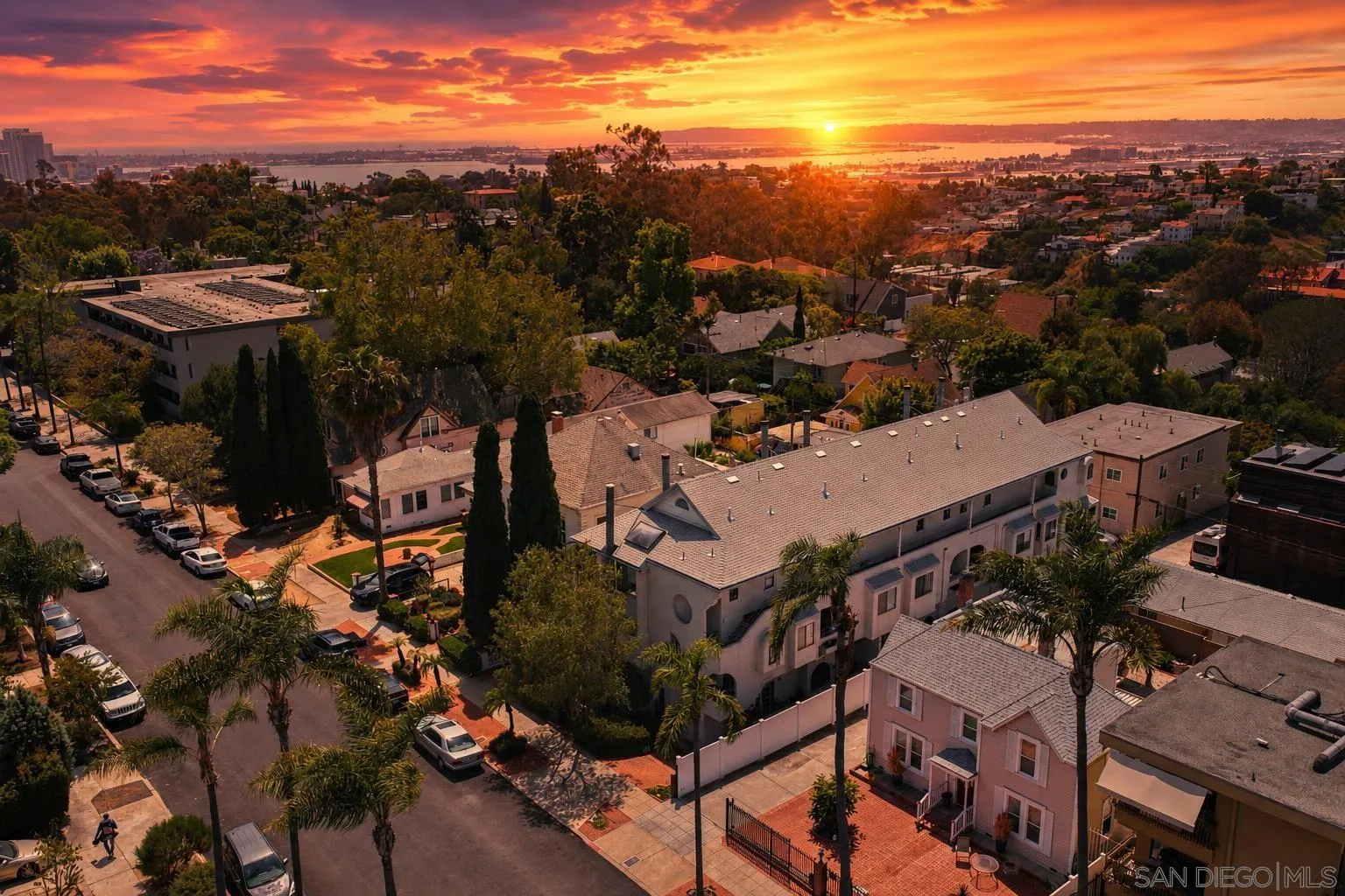 https://cdn.realtyfeed.com/cdn/127/260010702/05dcb4d09388b3531faf1f995bfa3ad0.webp