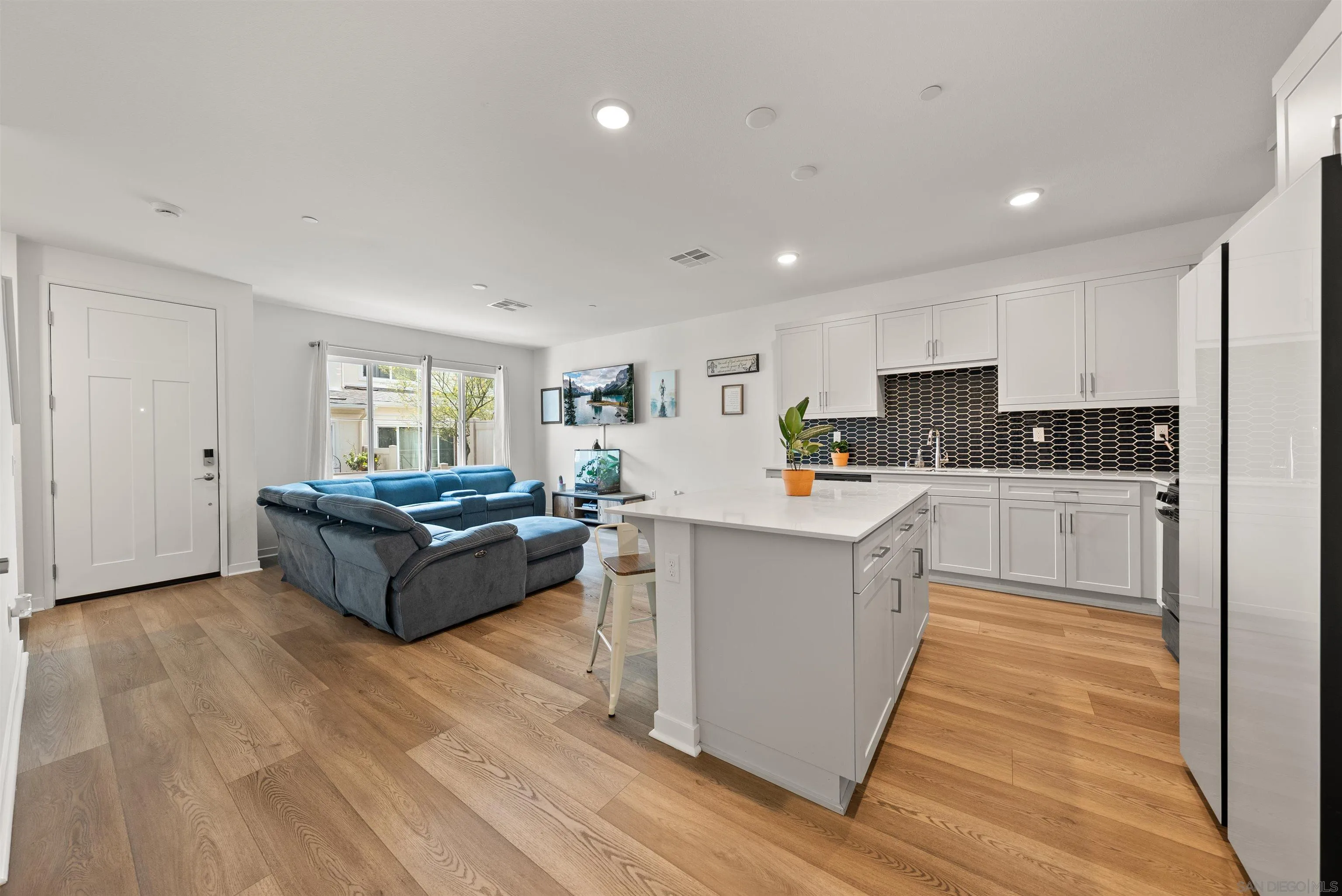 Photo #3: 260010708 Listing: Photo #3