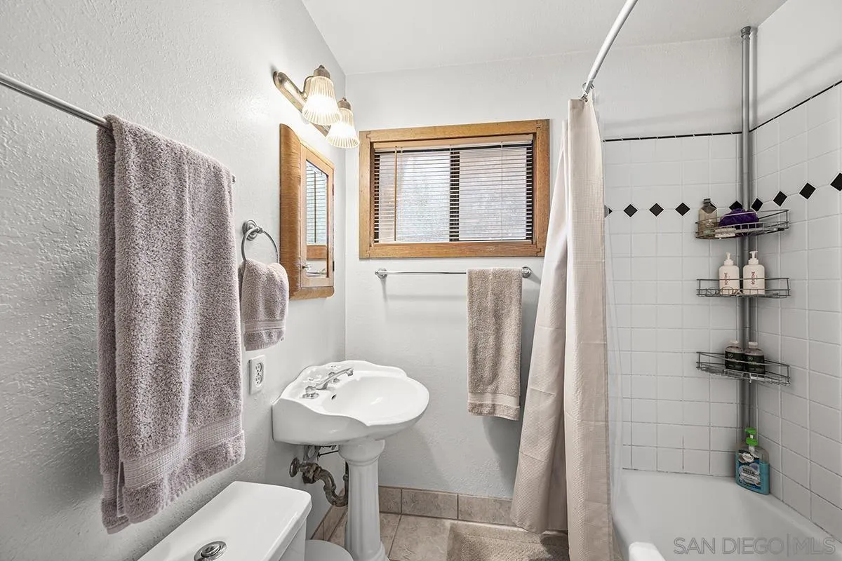 https://cdn.realtyfeed.com/cdn/127/260010711/a766f119bfeb4d397bebbaa572127937.webp