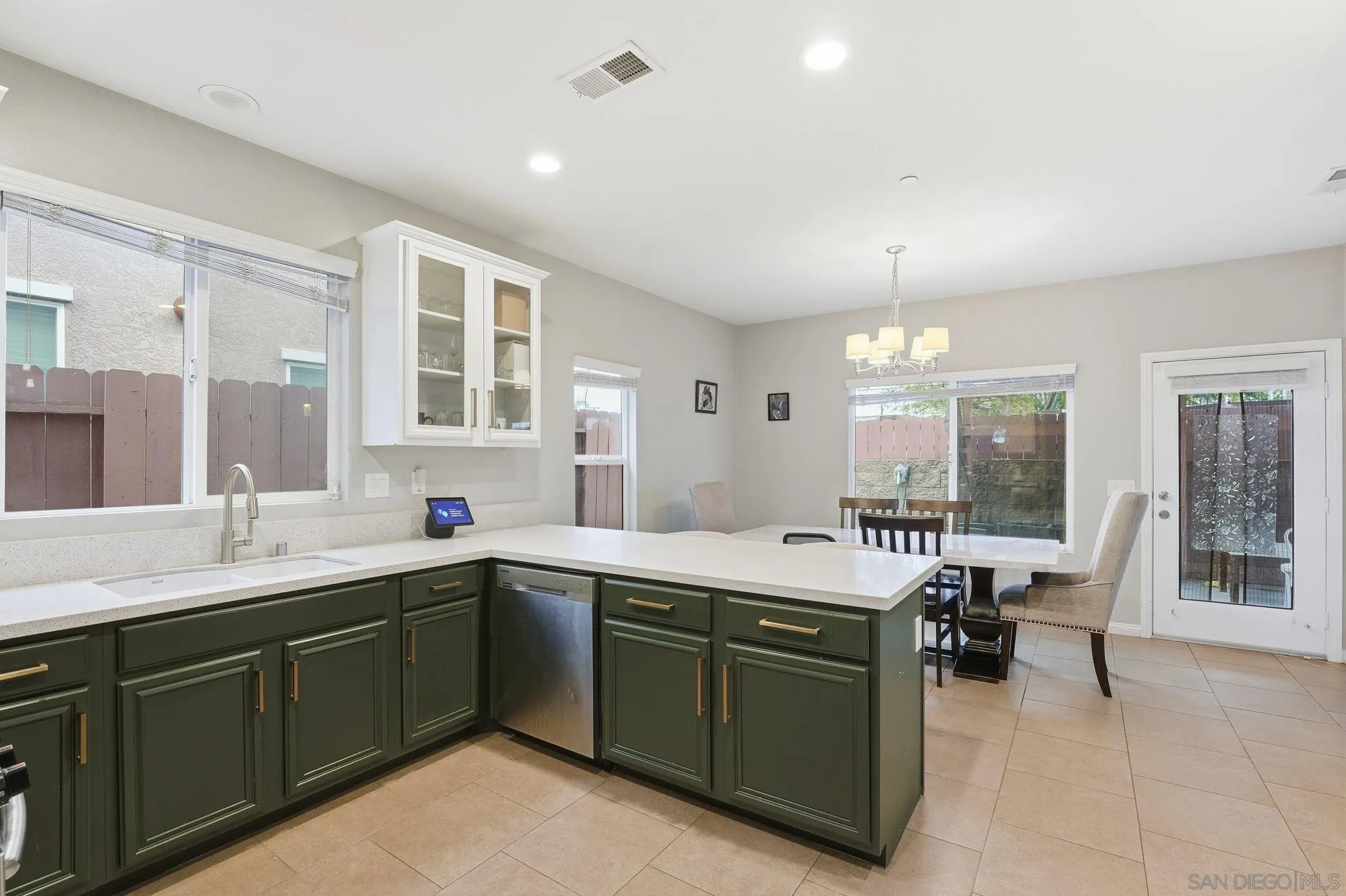 https://cdn.realtyfeed.com/cdn/127/260010721/99bc7703c4d7a4c4675381a4d7bd7c31.webp