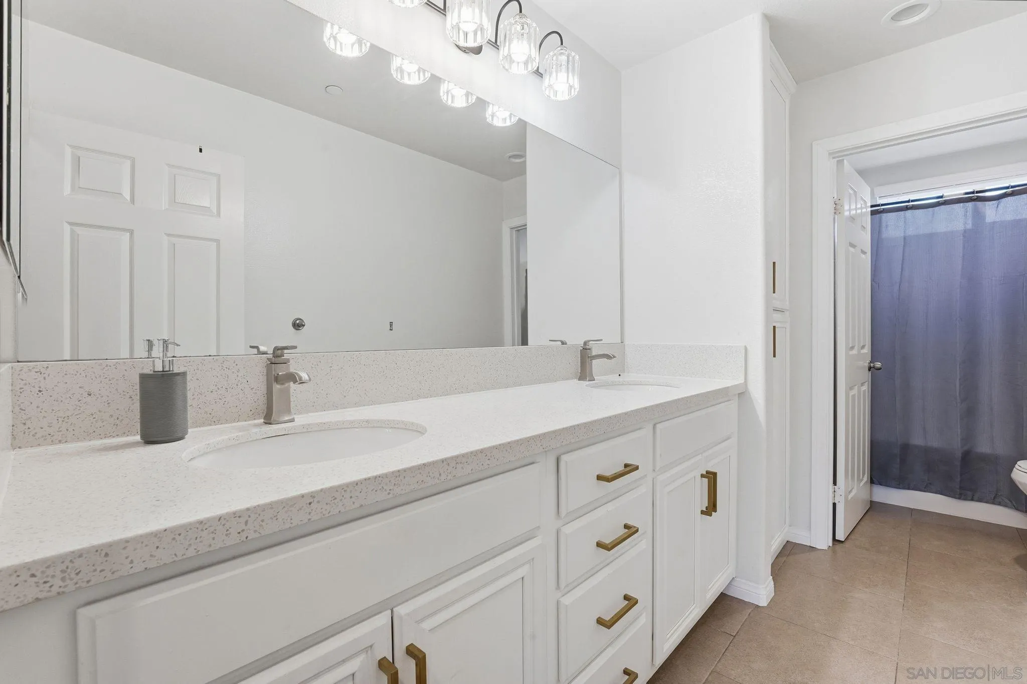 https://cdn.realtyfeed.com/cdn/127/260010721/e31e7cfe23f02cc0eac2f64e00ca35f4.webp