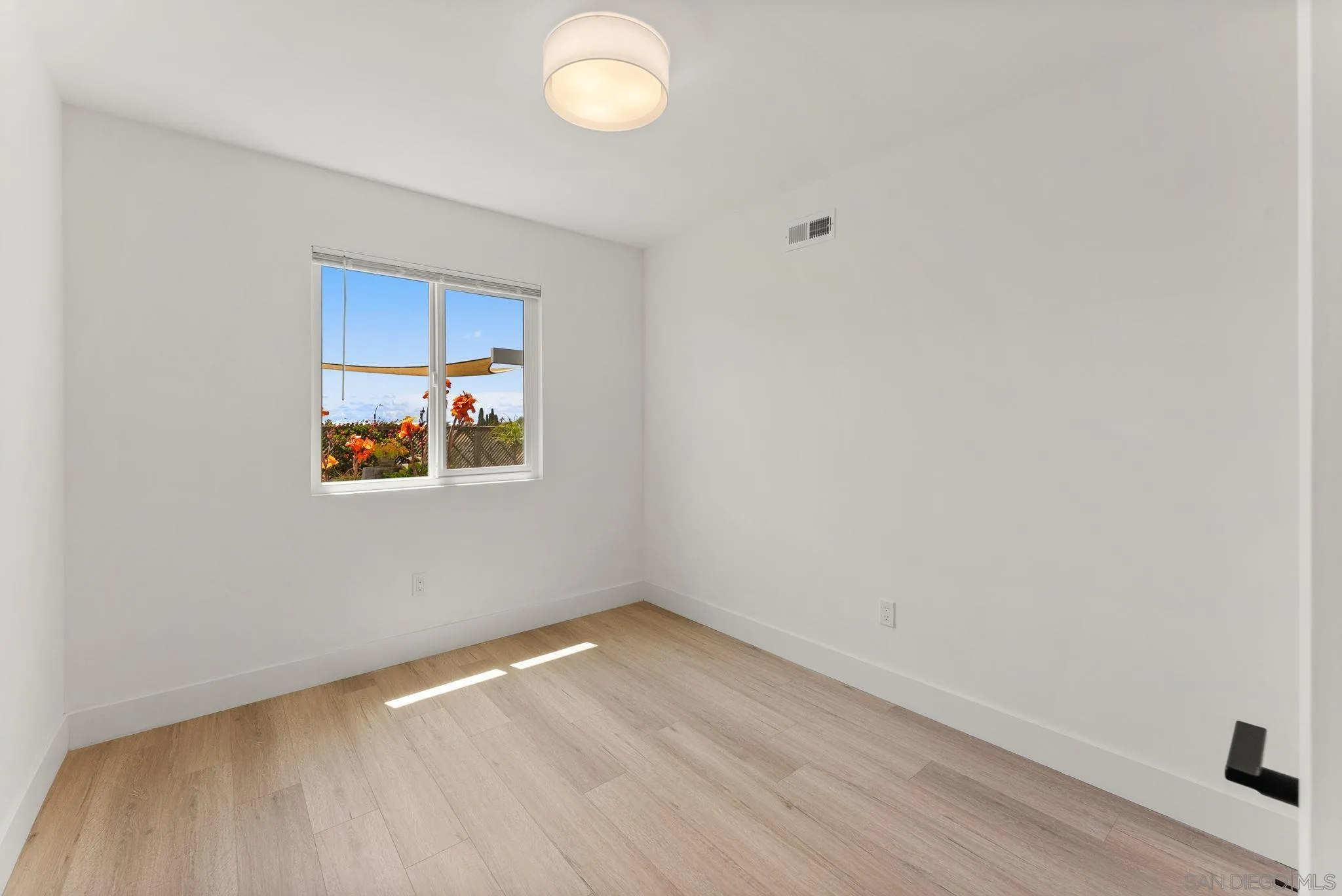 https://cdn.realtyfeed.com/cdn/127/260010726/8efd44b3ad5546e88f1ae1ca02ba49eb.webp