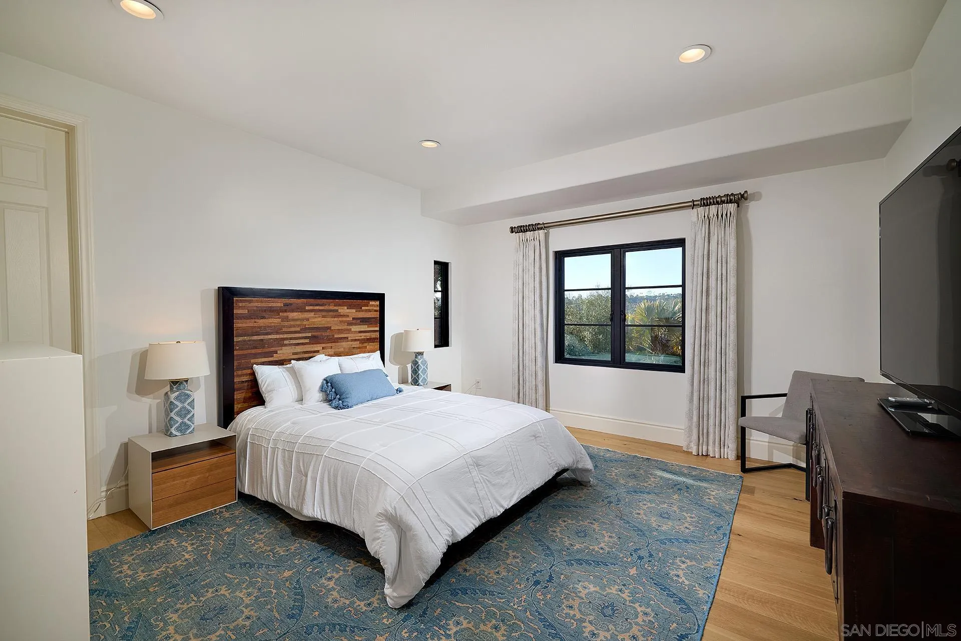 https://cdn.realtyfeed.com/cdn/127/260010727/cf7bf3eceff1dfd90ce51bf98a9bcf12.webp