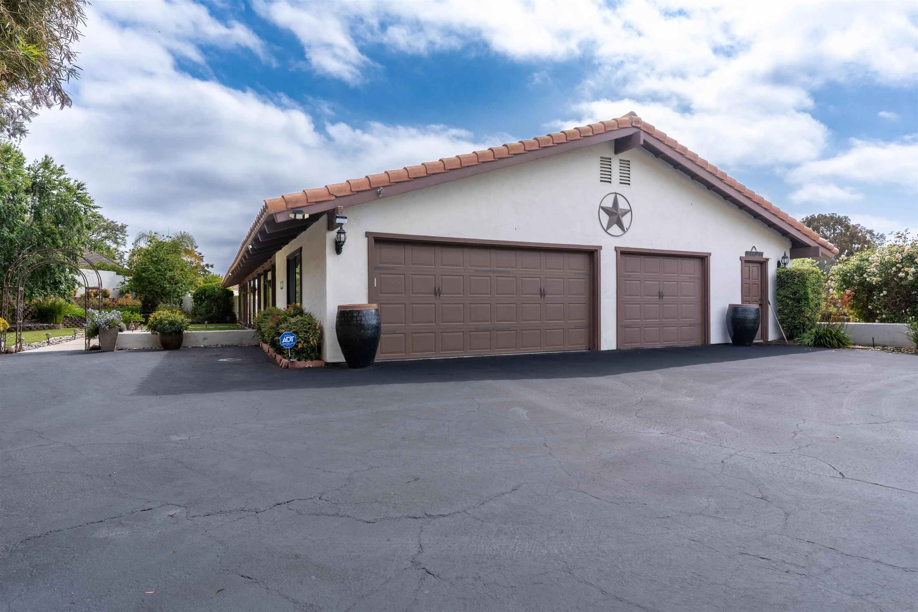 https://cdn.realtyfeed.com/cdn/127/260010737/304a5d5888c645a50df5b5d1b2010594.webp