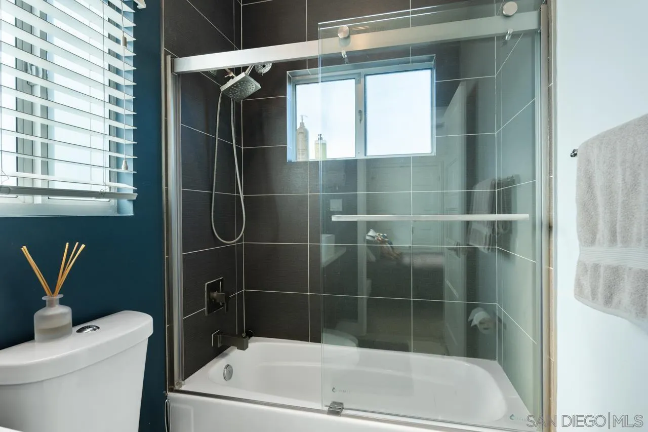 https://cdn.realtyfeed.com/cdn/127/260010749/df2b342d335f9d7cd42a795c41412126.webp