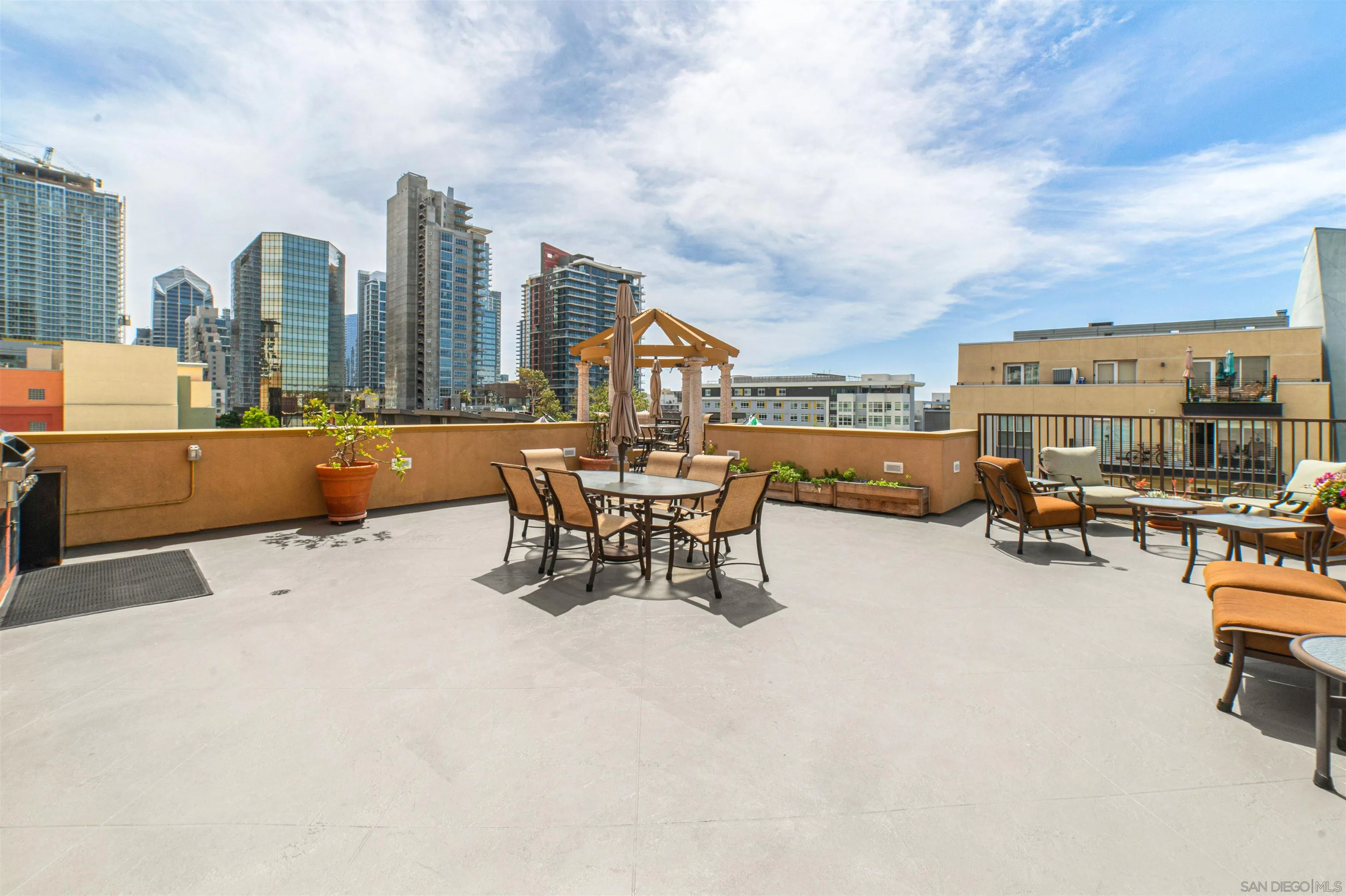 https://cdn.realtyfeed.com/cdn/127/260010751/9bba06a7237ed8f7fc0377818c802ec9.webp