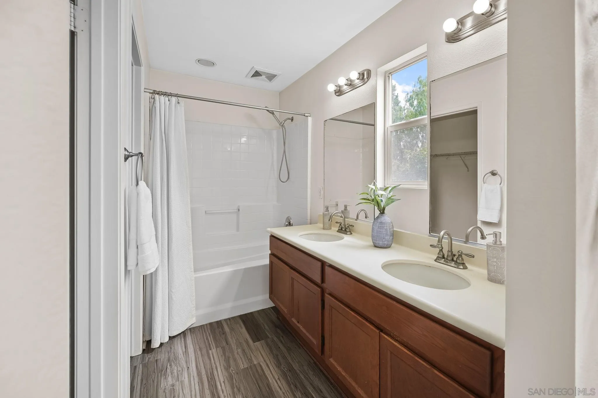 https://cdn.realtyfeed.com/cdn/127/260010754/0d8c982b9c7b41a85c447a24365cbf5a.webp