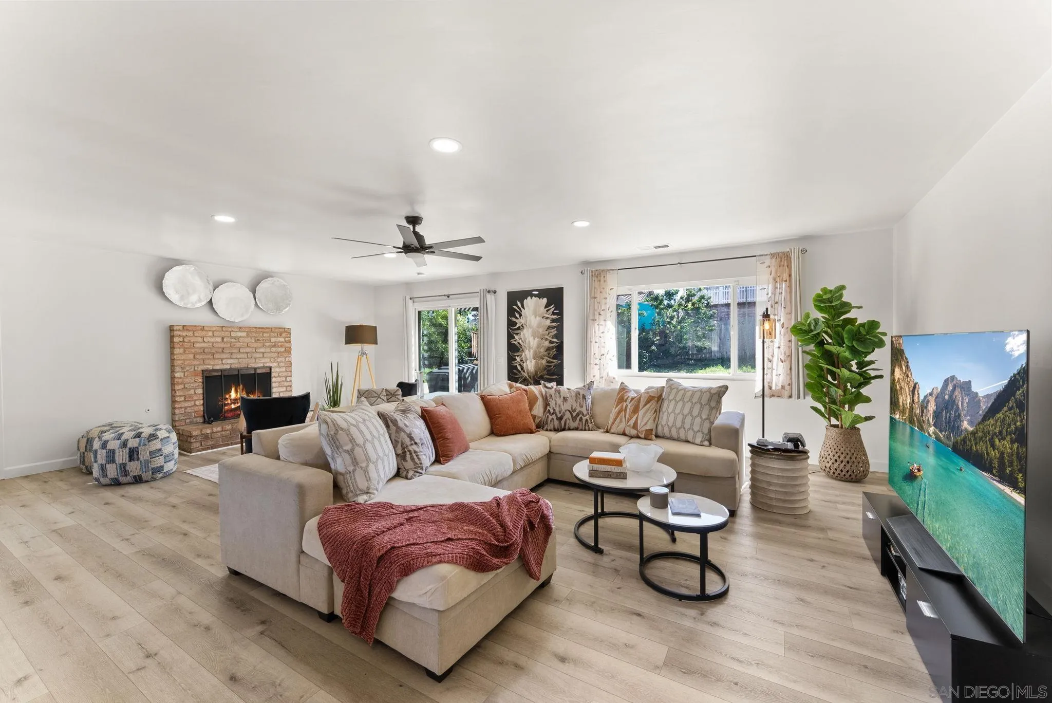 https://cdn.realtyfeed.com/cdn/127/260010761/12fd902afde1ddedec92cdeb765dd957.webp