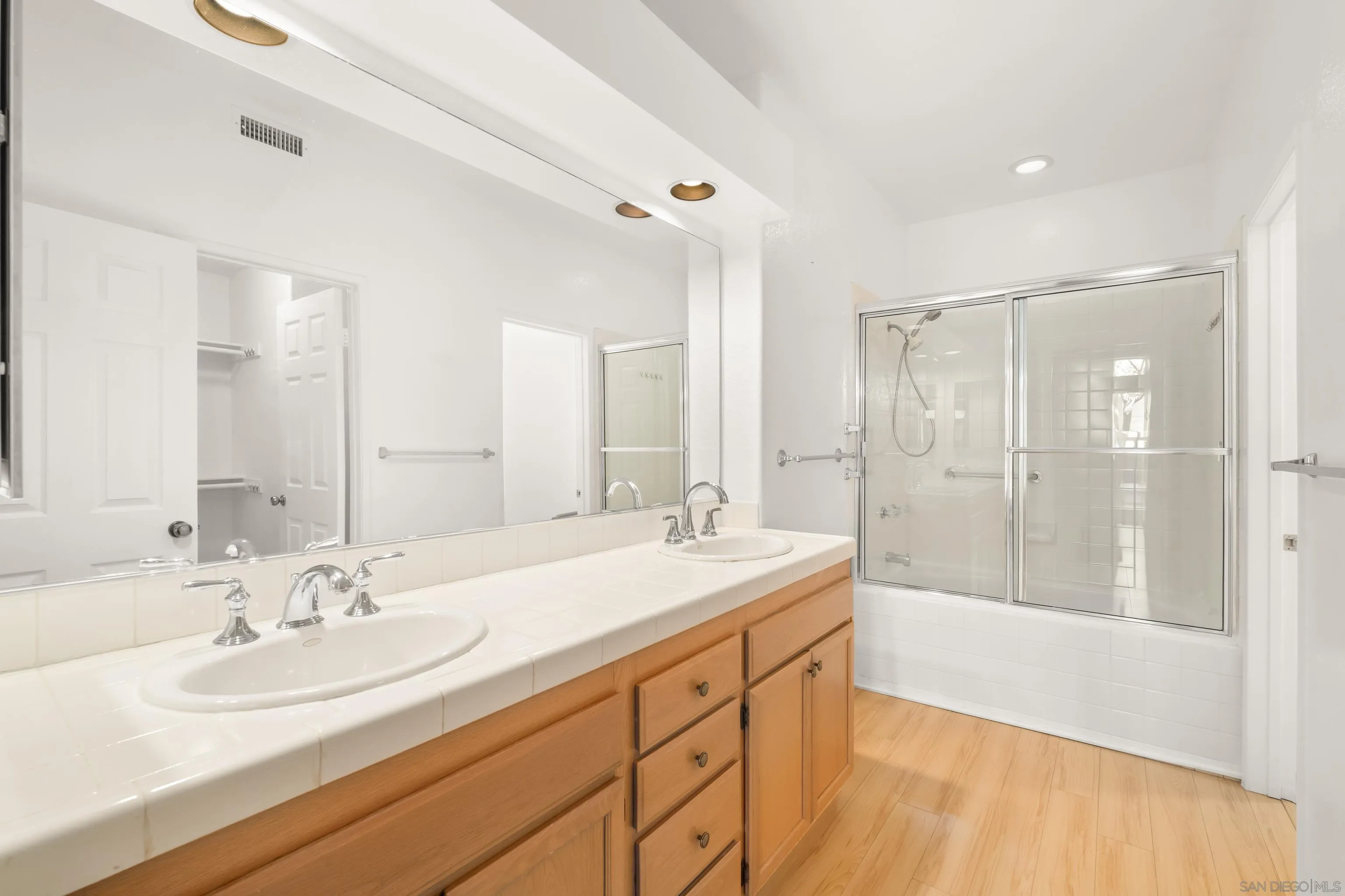 Photo #23: 260010767 Listing: Photo #23