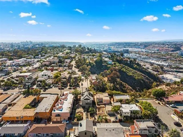 https://cdn.realtyfeed.com/cdn/127/260010778/50c2d15d968581ea41ab1ab7be88badb.webp