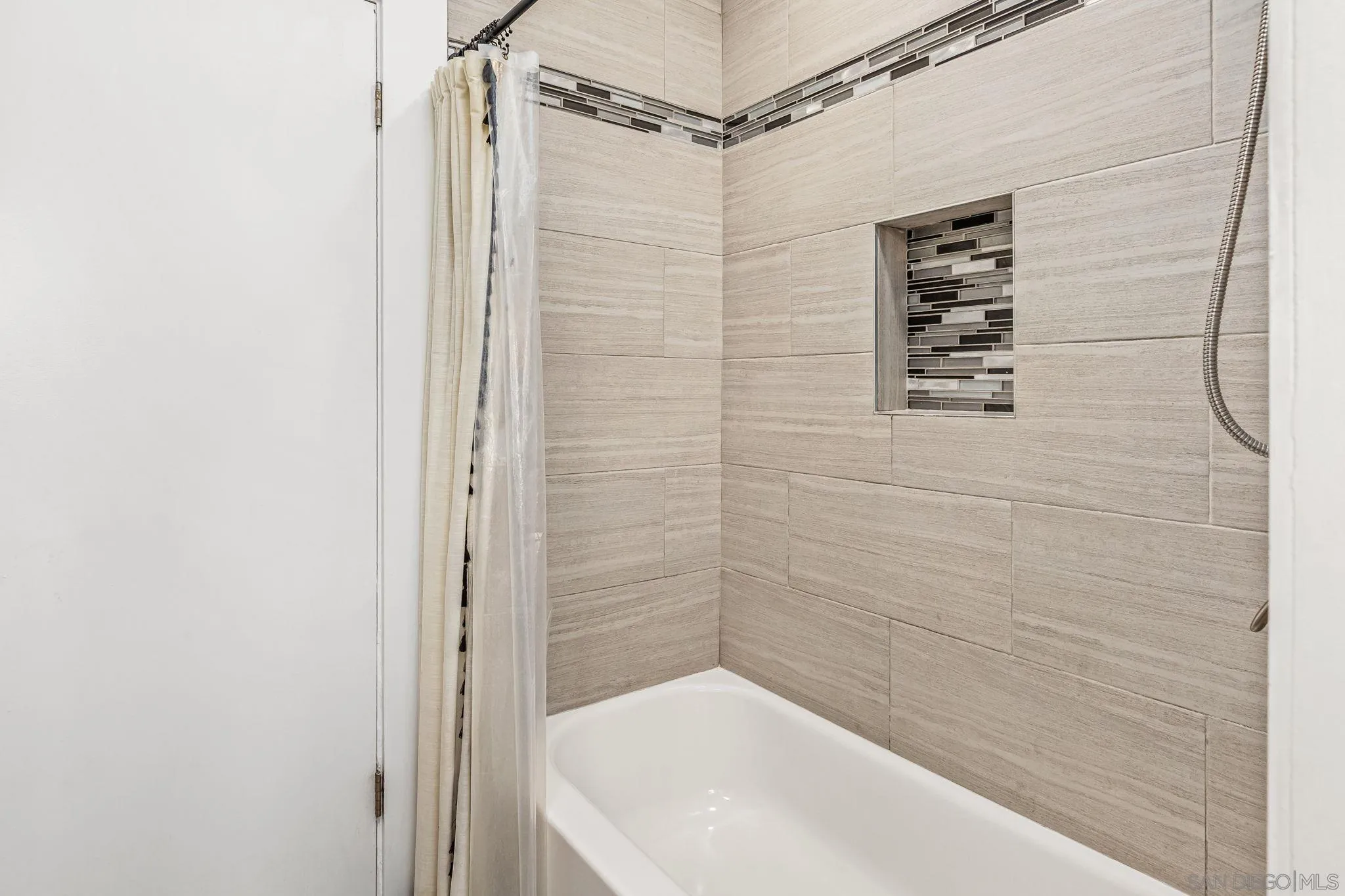 https://cdn.realtyfeed.com/cdn/127/260010779/fd4d181b3dca2adcb661afe0e85215cf.webp