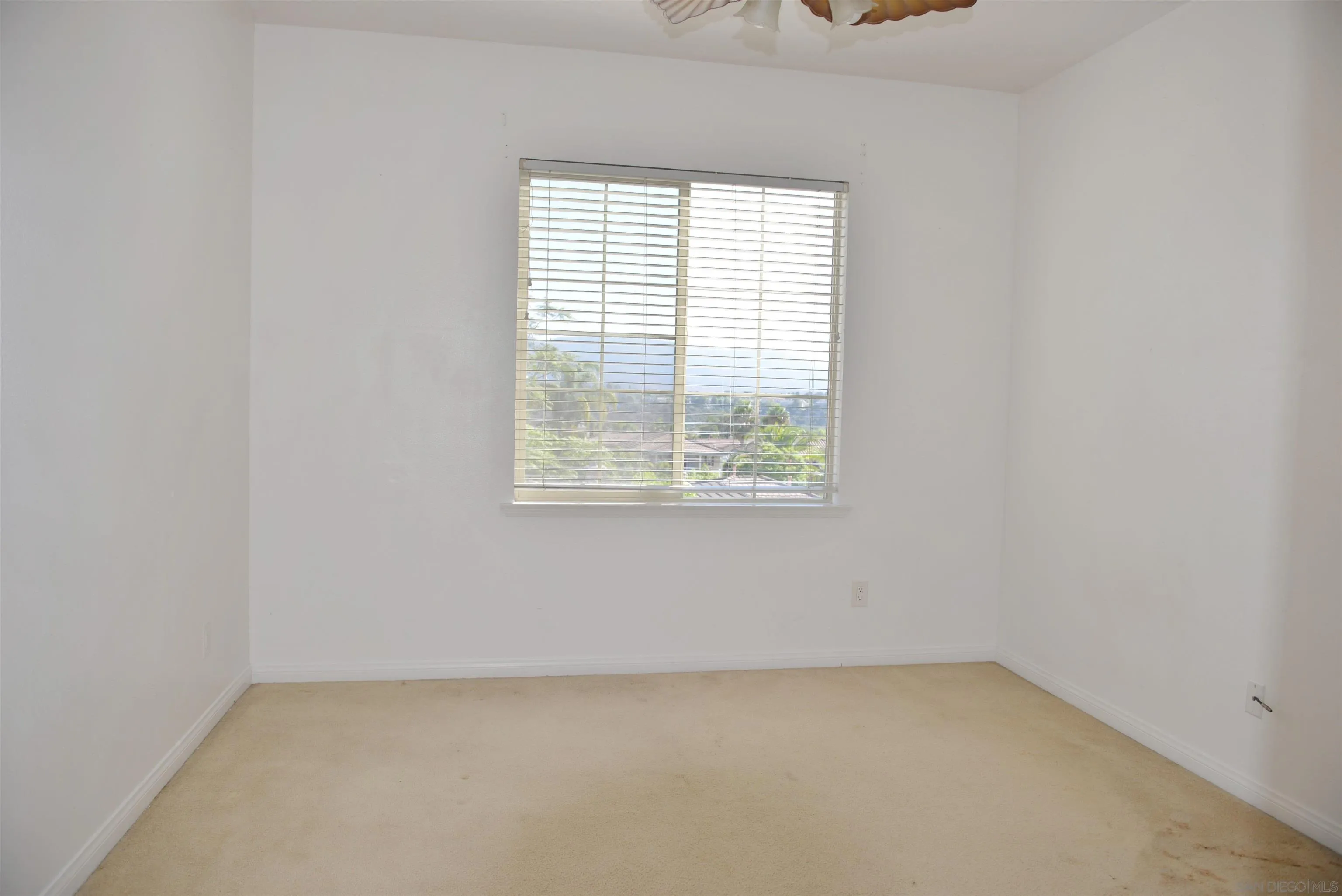 https://cdn.realtyfeed.com/cdn/127/260010787/886bc9e06ab9b3a1efd6ee7970075aae.webp