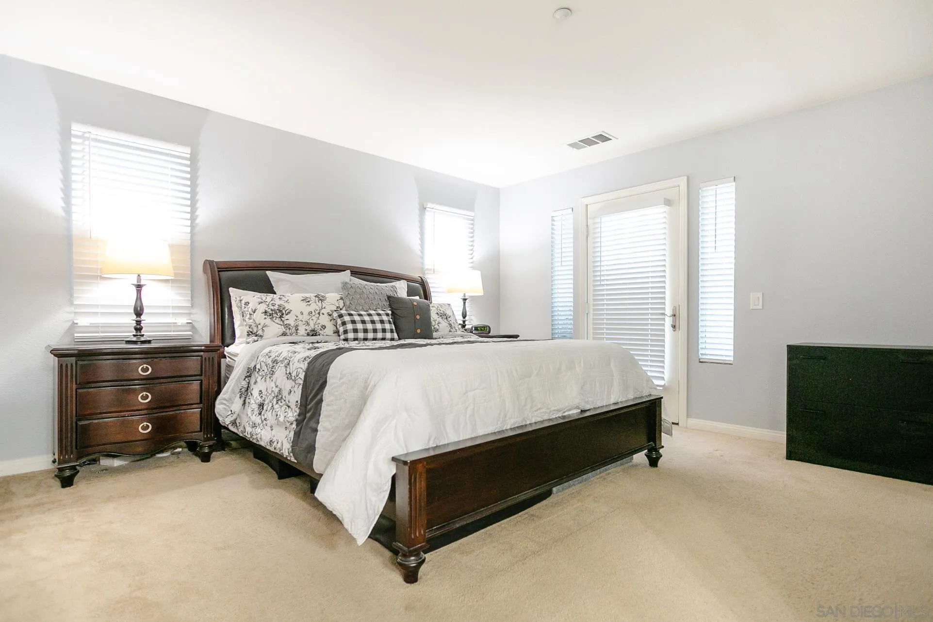 https://cdn.realtyfeed.com/cdn/127/260010790/4d832127bc997bdc1d643f9e4f41013a.webp