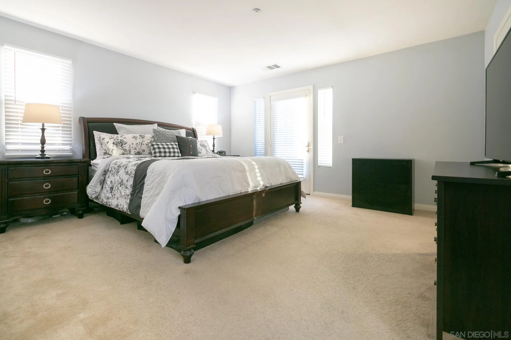 https://cdn.realtyfeed.com/cdn/127/260010790/66e8f8c96e756d5d1cbf19fb8e846ca8.webp