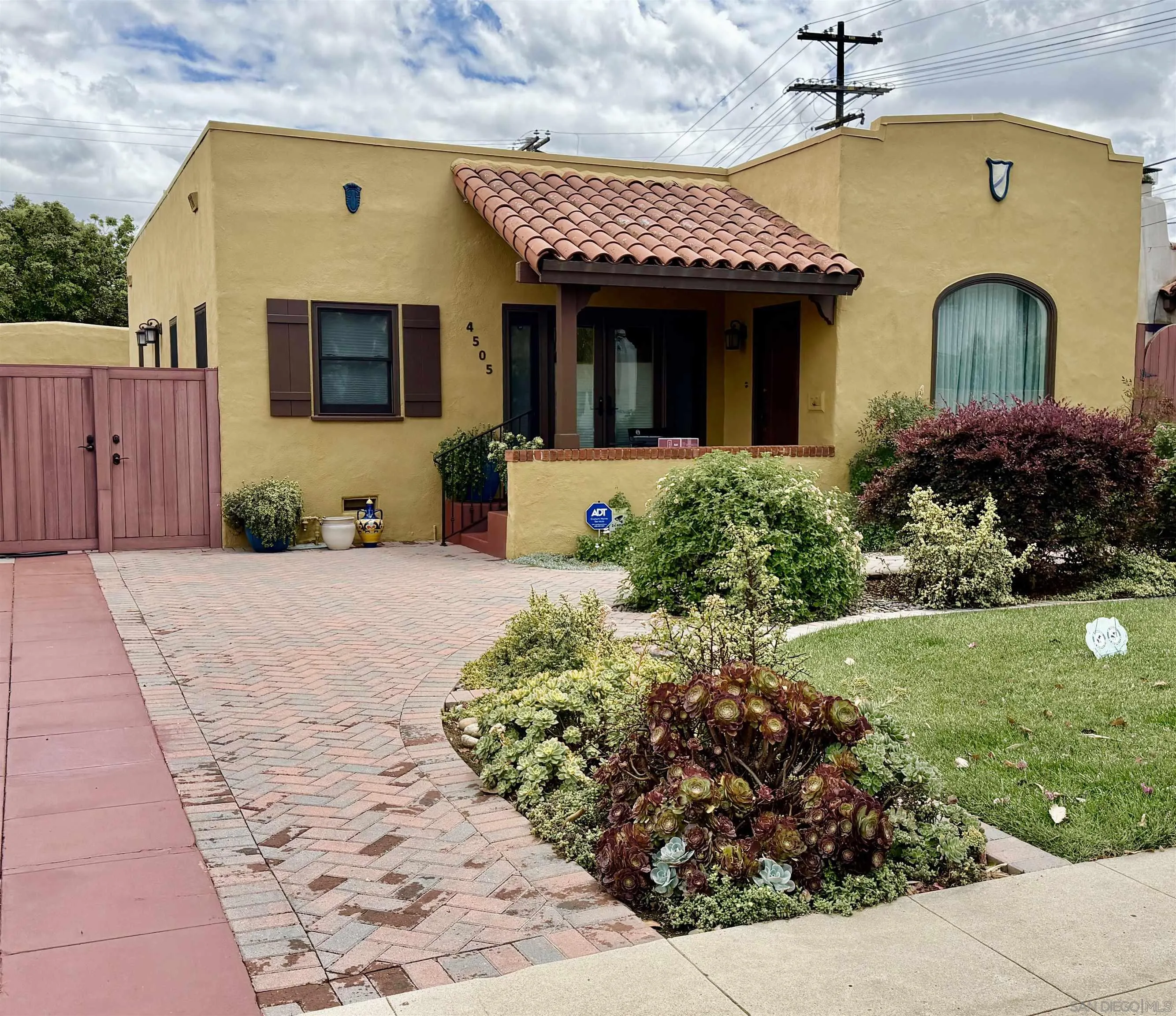 https://cdn.realtyfeed.com/cdn/127/260010812/9fda16b9897c2bd2694d2a326e6ca860.webp