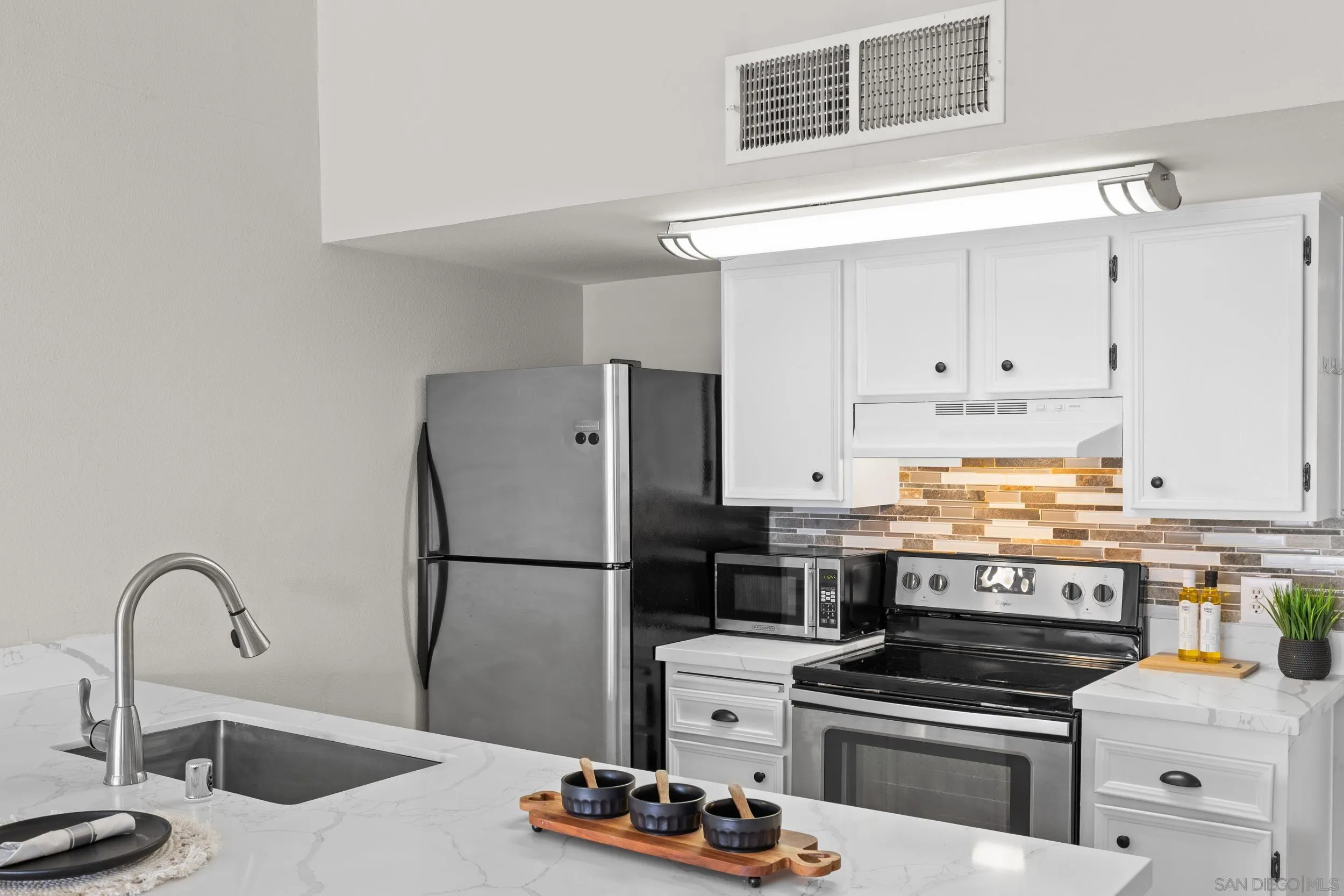https://cdn.realtyfeed.com/cdn/127/260010829/97e99690e9b4ae48f131870ca814703a.webp
