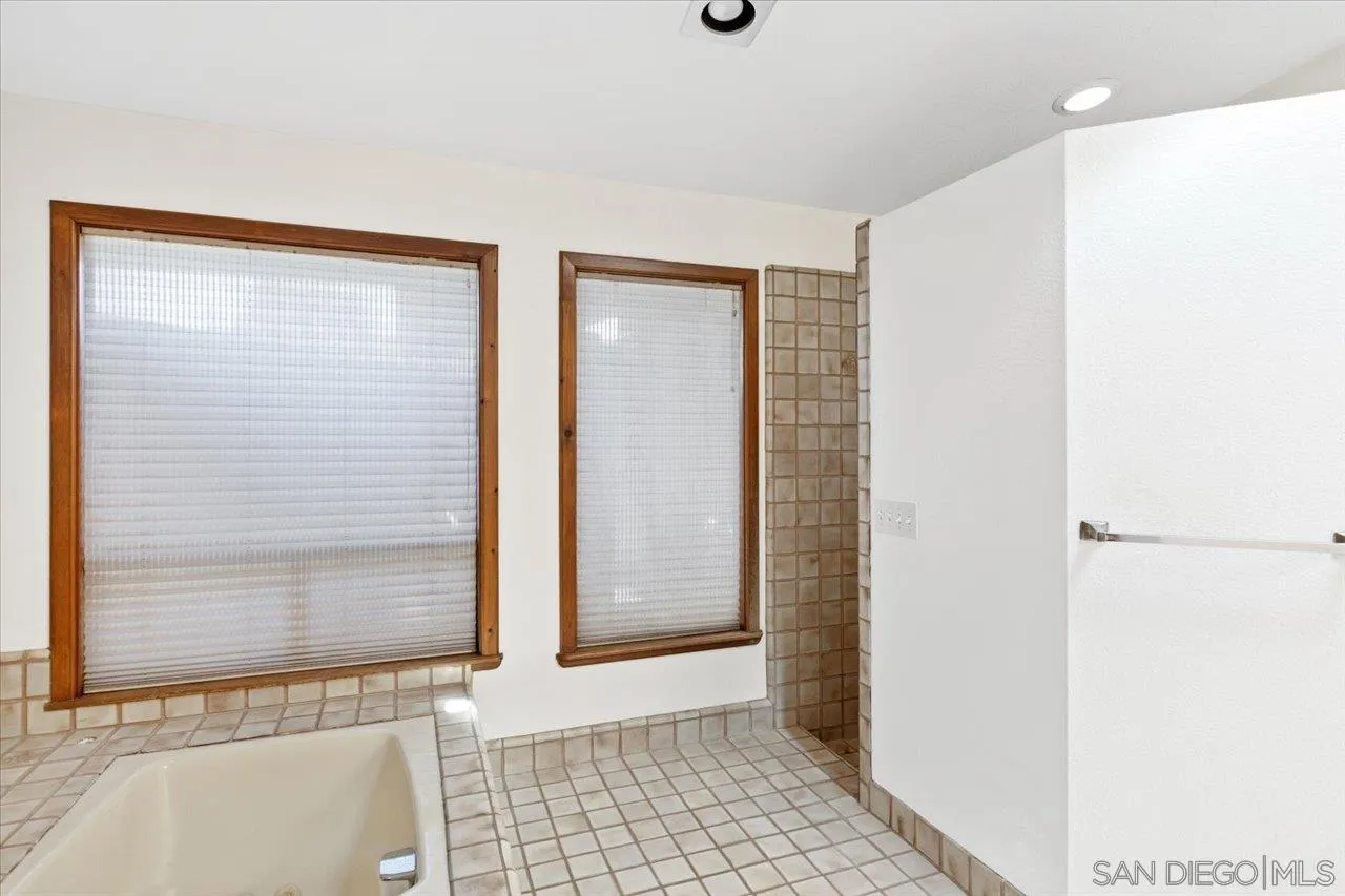 https://cdn.realtyfeed.com/cdn/127/260010840/cb9fd2410c133bacd8159ddf6f599073.webp