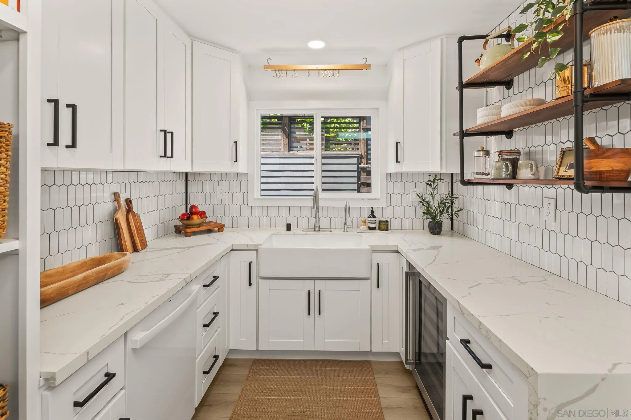 https://cdn.realtyfeed.com/cdn/127/260010850/2d52db197c6b94e646d9f911b60d61bc.webp