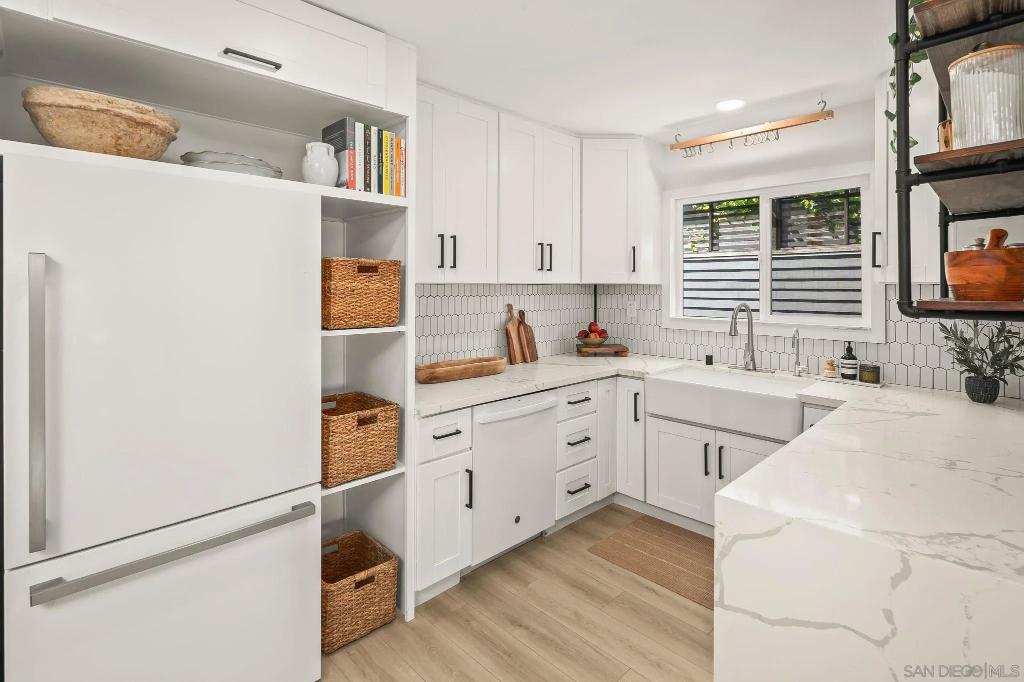 https://cdn.realtyfeed.com/cdn/127/260010850/3fb447a413e8aab2bad17d4f32b9aaa6.webp