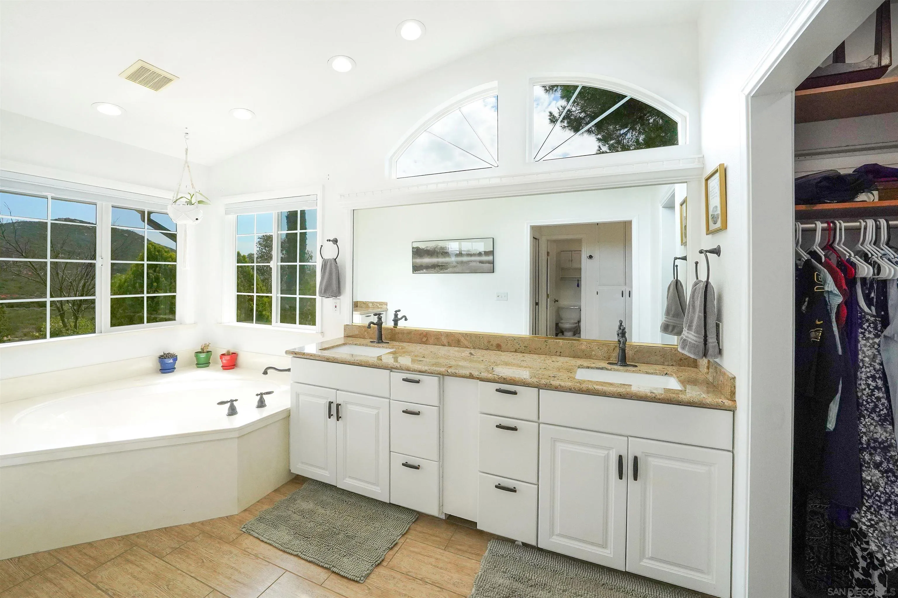 https://cdn.realtyfeed.com/cdn/127/260010853/f633b00a9d1baefa21928bf714822305.webp