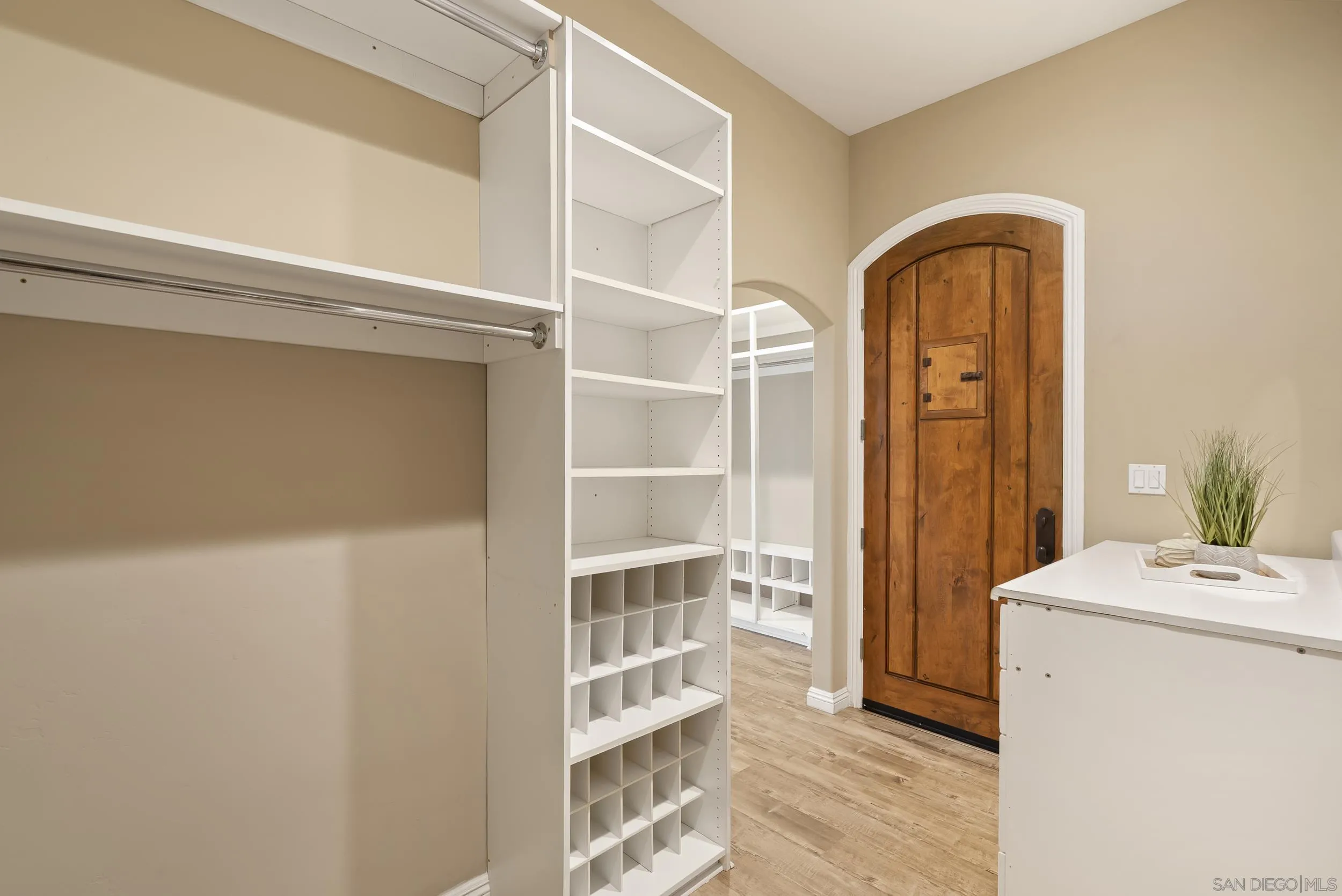 https://cdn.realtyfeed.com/cdn/127/260010854/95ebfd380a1547bad42741114c236f5e.webp
