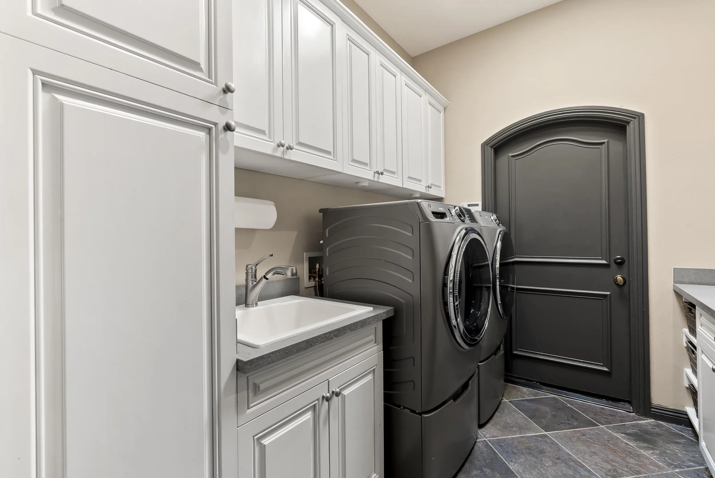 https://cdn.realtyfeed.com/cdn/127/260010854/aea68450bd8bea75303099f6d7ce48fe.webp