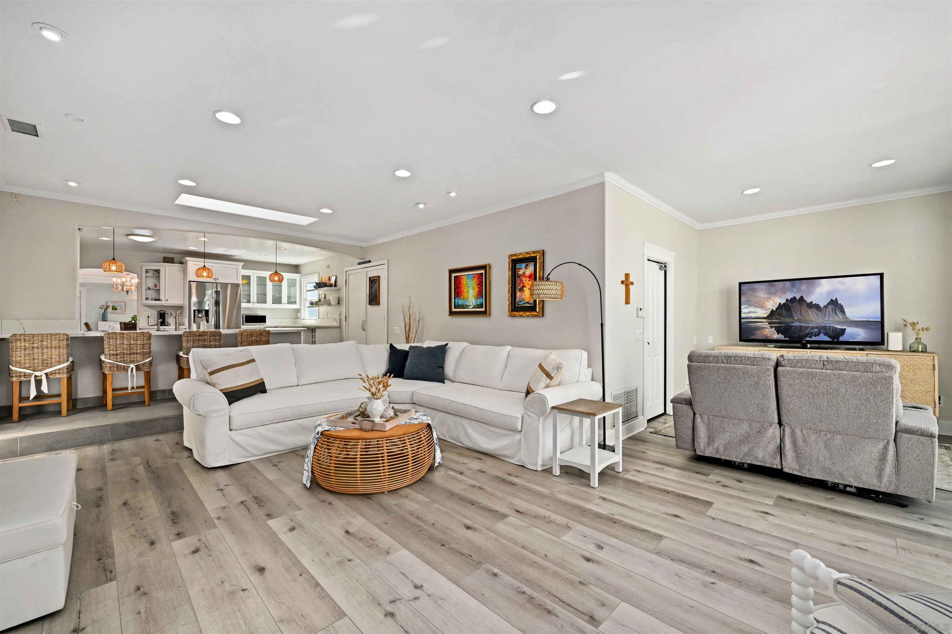 https://cdn.realtyfeed.com/cdn/127/260010855/ef25bf3f90bbc7e046a8372d729d8d16.webp