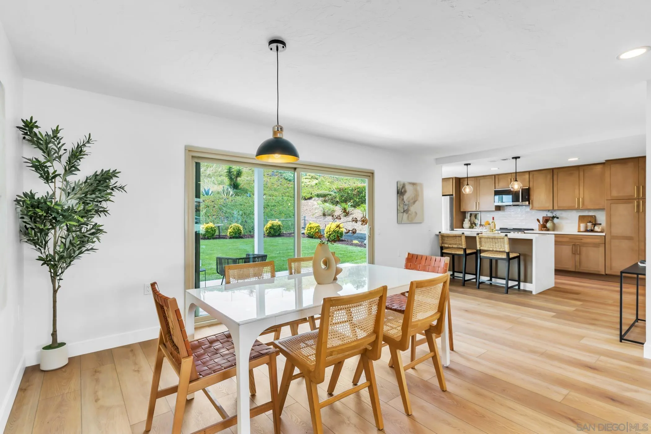 https://cdn.realtyfeed.com/cdn/127/260010859/770e70b21470bdfbf567ff0e78aecc57.webp