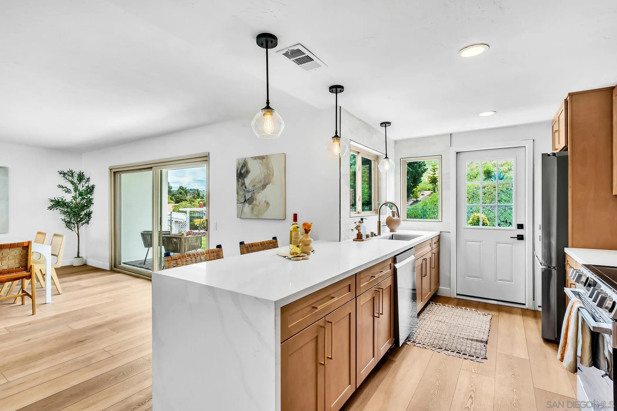 https://cdn.realtyfeed.com/cdn/127/260010859/8ecec6b13d96aec9a8e19e667a6ce415.webp