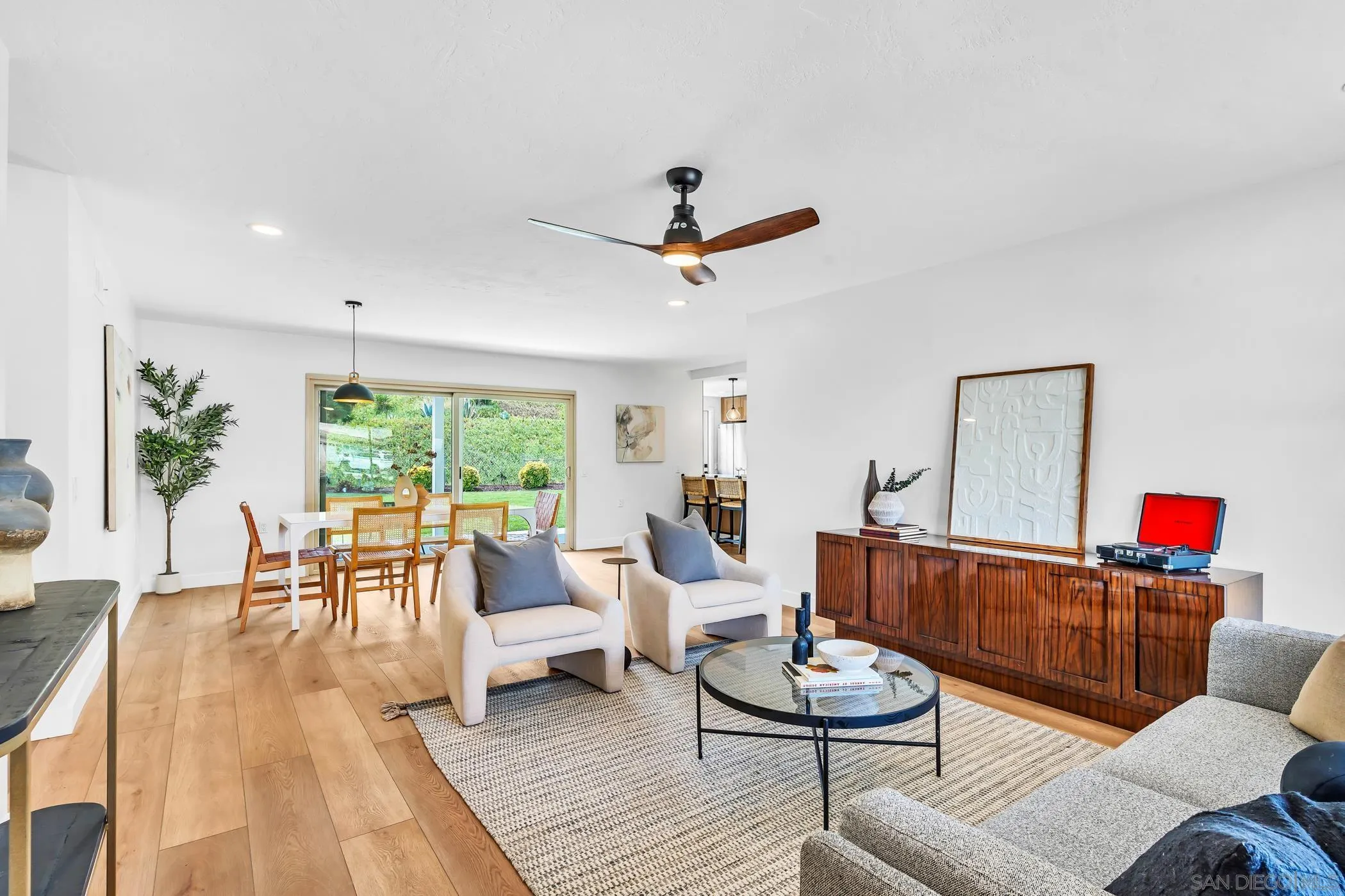 https://cdn.realtyfeed.com/cdn/127/260010859/ee012a41d72fb58273424d99fdb48d65.webp