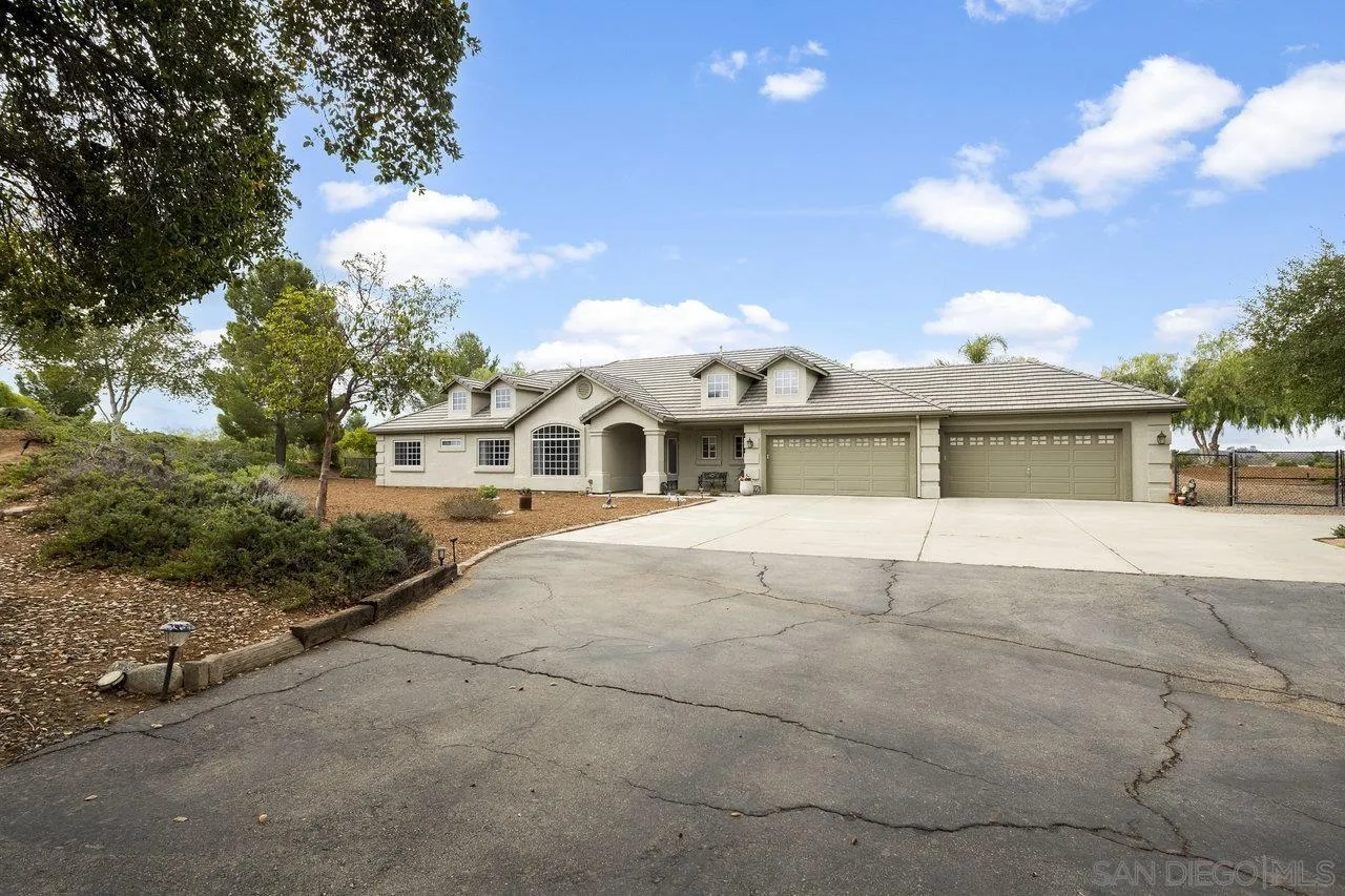 https://cdn.realtyfeed.com/cdn/127/260010866/8c12d57a613789bc5b3c8bb5dfafe70a.webp
