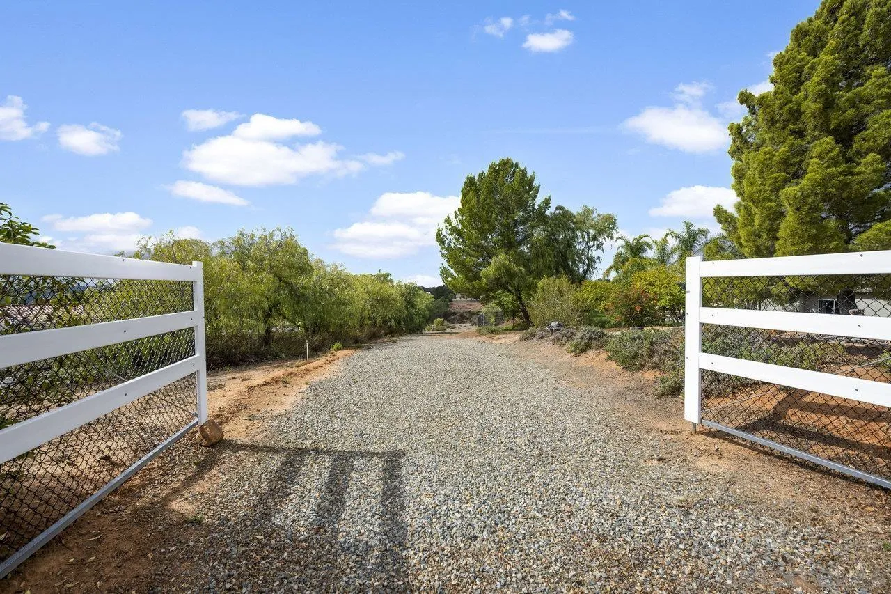 https://cdn.realtyfeed.com/cdn/127/260010866/ecd0d5392f804e9ca44351bd6cf0260f.webp