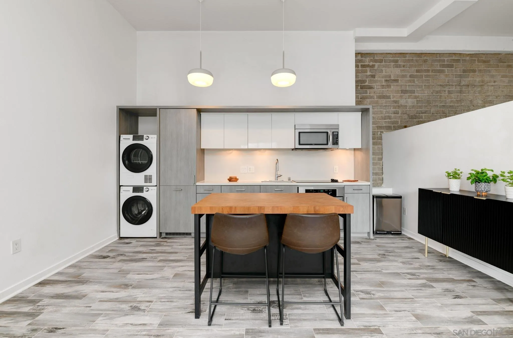 https://cdn.realtyfeed.com/cdn/127/260010867/19e83d7bb6c04b5966ca3c6a1f2139ea.webp