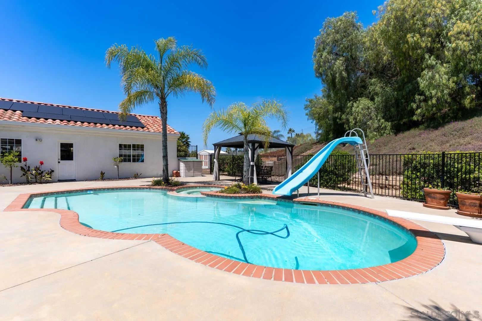 https://cdn.realtyfeed.com/cdn/127/260010871/81629a7766e5a1bb17acffe544c80577.webp