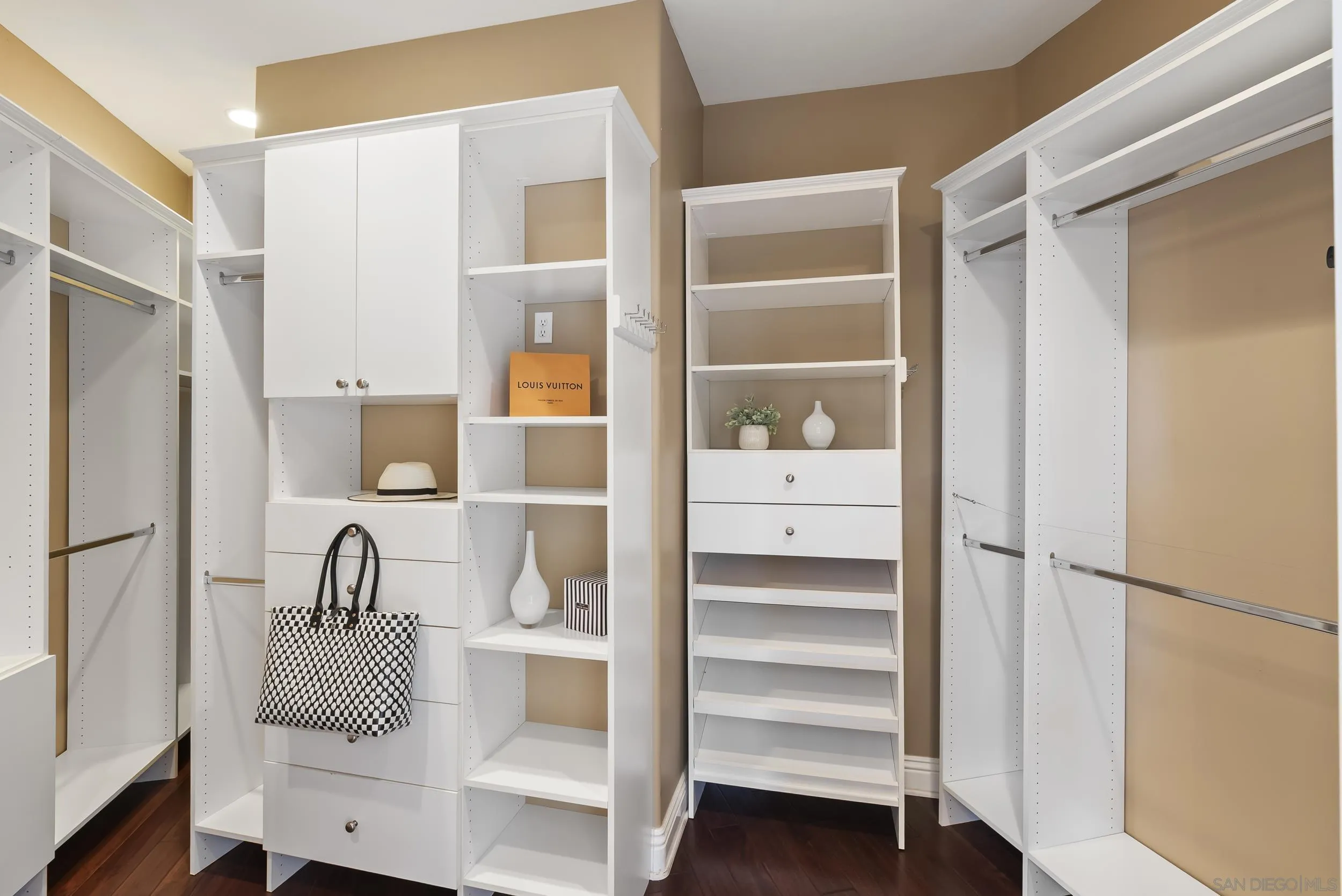 https://cdn.realtyfeed.com/cdn/127/260010873/4c83c15efdf5be72533ec60cec3c4ece.webp