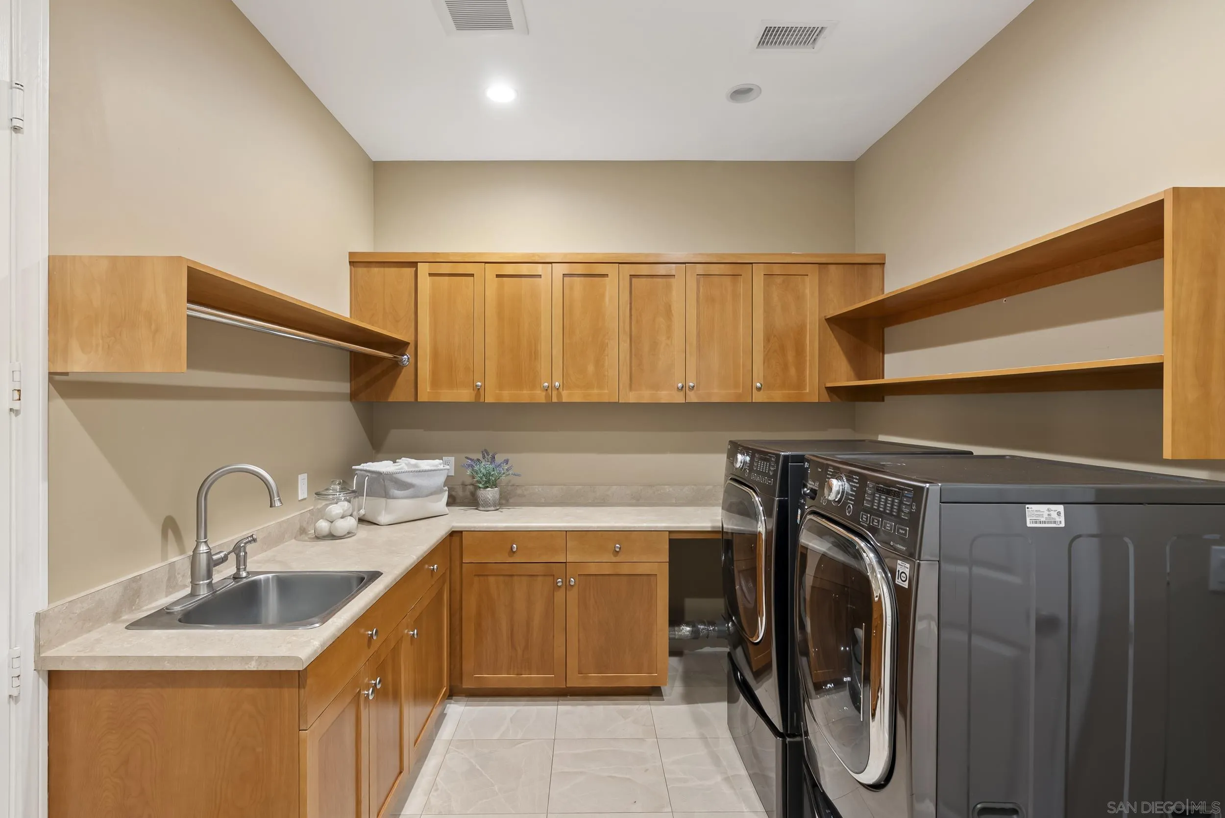 https://cdn.realtyfeed.com/cdn/127/260010873/b164cf95803cf314d91efde6a80d69fb.webp