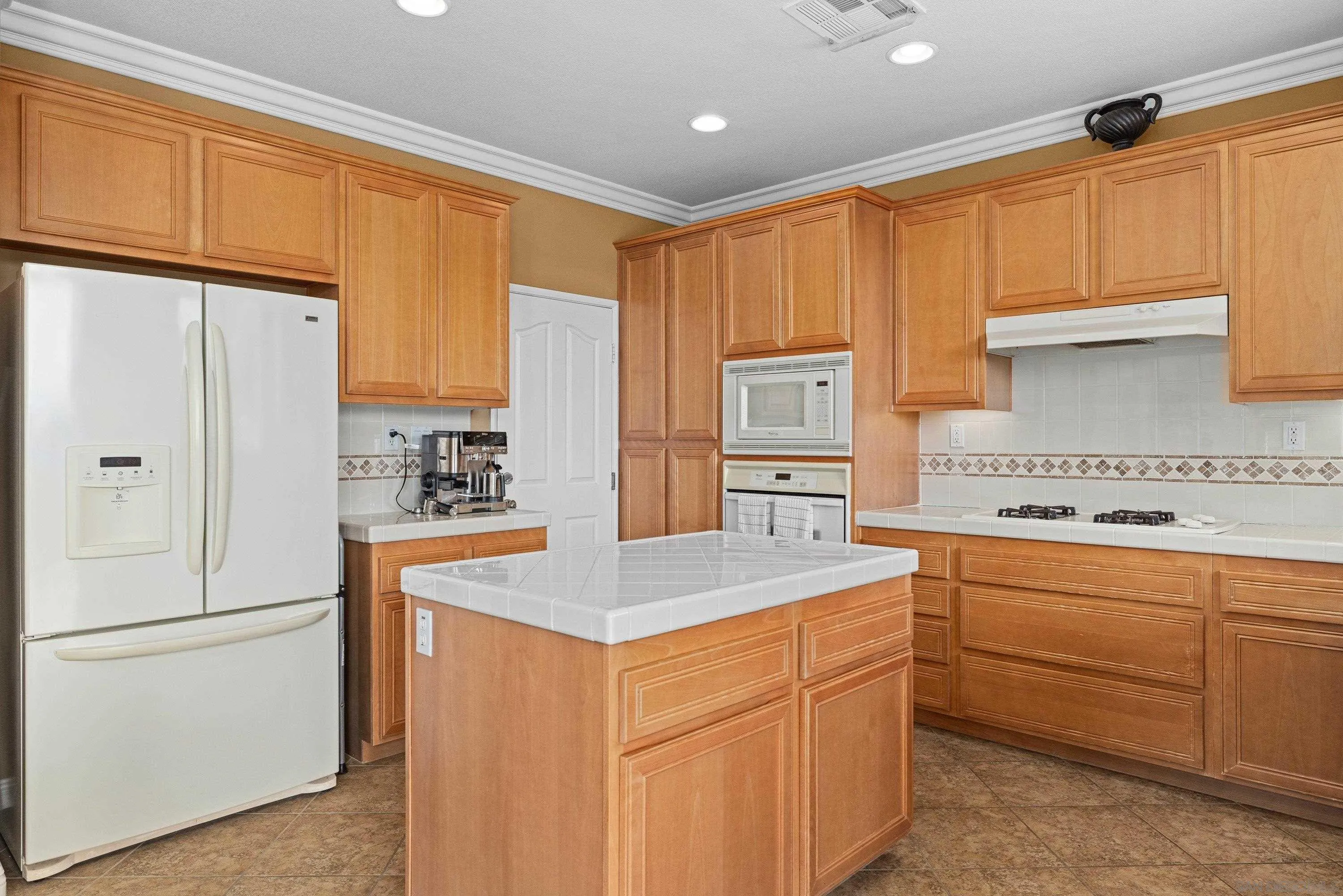 https://cdn.realtyfeed.com/cdn/127/260010877/25700a84fe780b80755e3ae5c806b977.webp