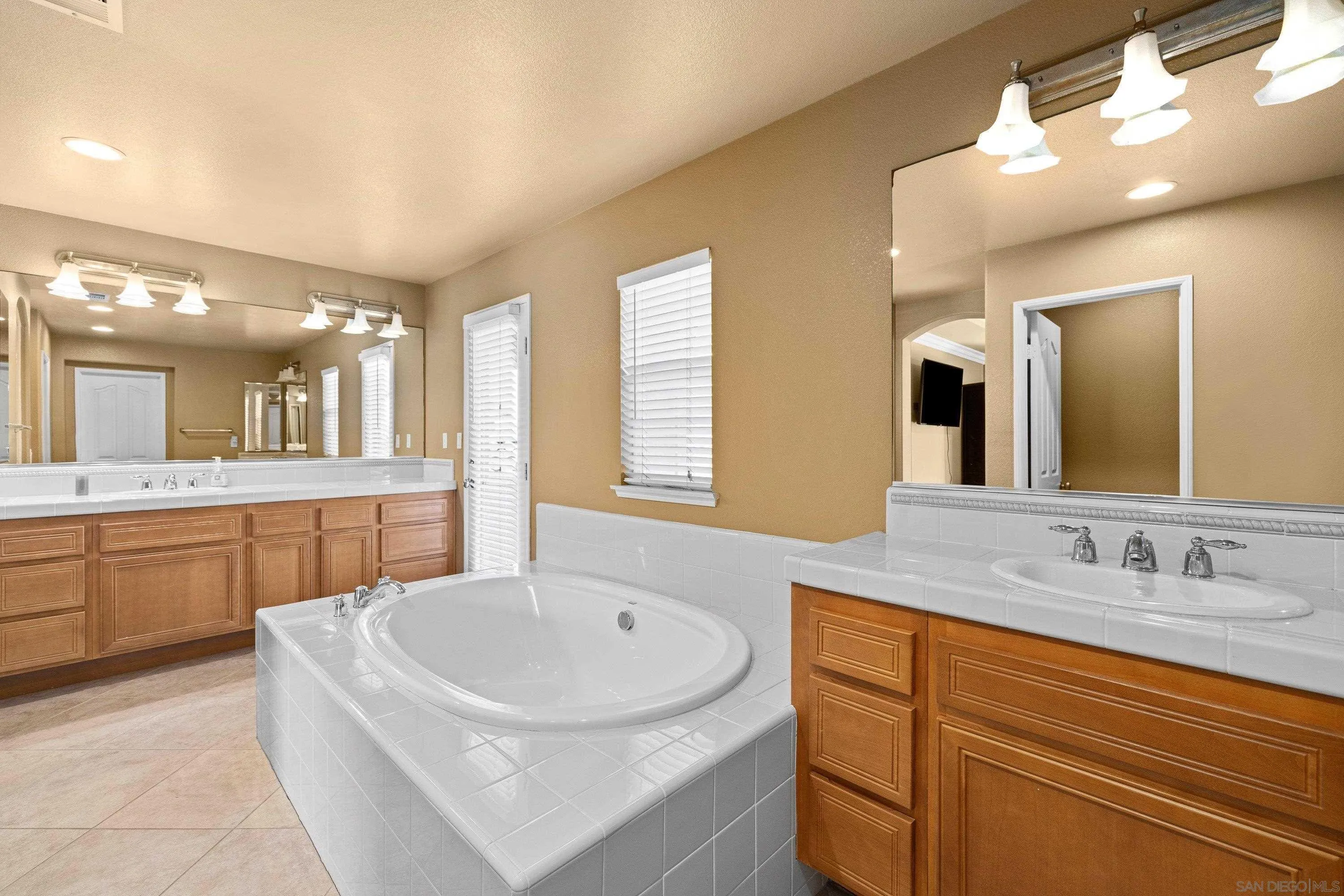 https://cdn.realtyfeed.com/cdn/127/260010877/2ded5a042344c2b78c20f032dee1a1d4.webp