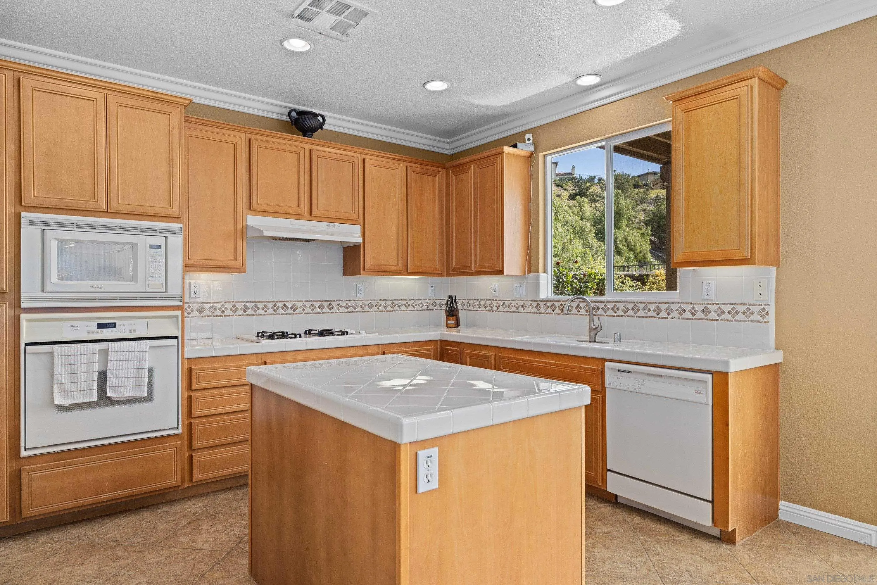 https://cdn.realtyfeed.com/cdn/127/260010877/81354a26f92bd09e537f0c0d10b14706.webp