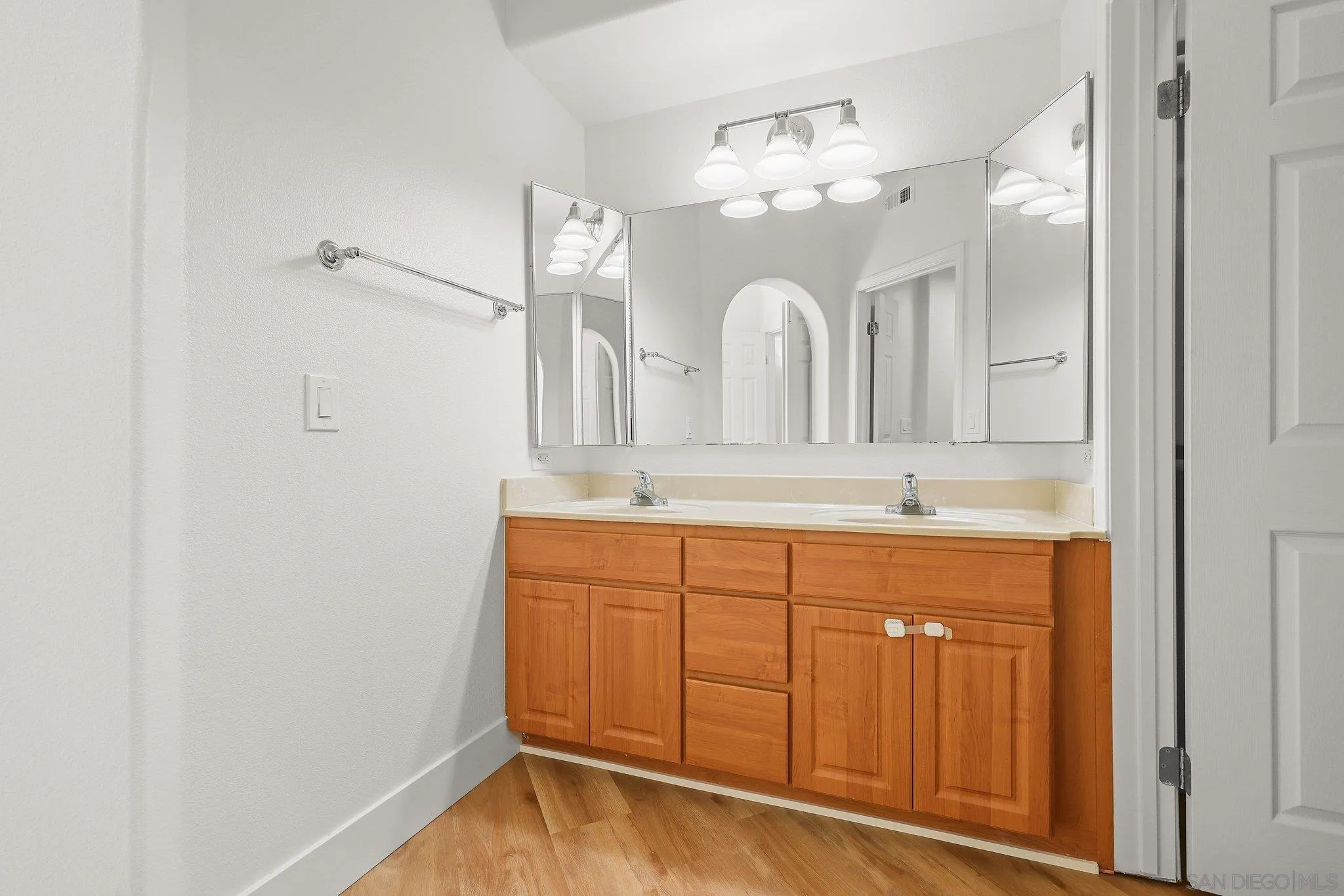 https://cdn.realtyfeed.com/cdn/127/260010878/414941a75e1f0236aacc32e7988b98e1.webp