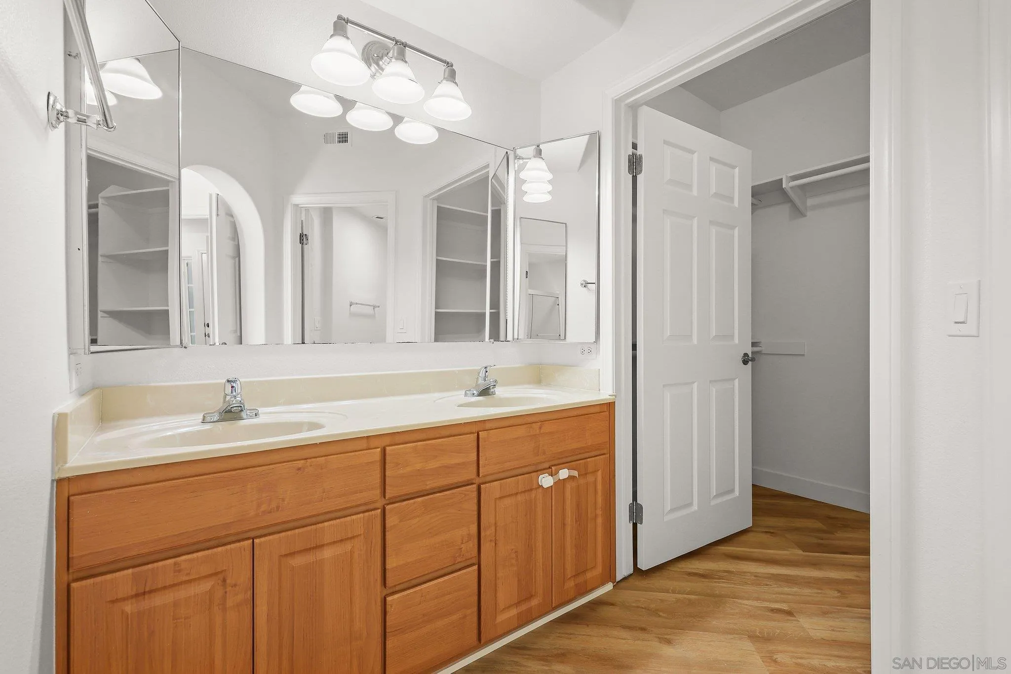 https://cdn.realtyfeed.com/cdn/127/260010878/ef74c1521c33d8ff46634adfa984f8ab.webp
