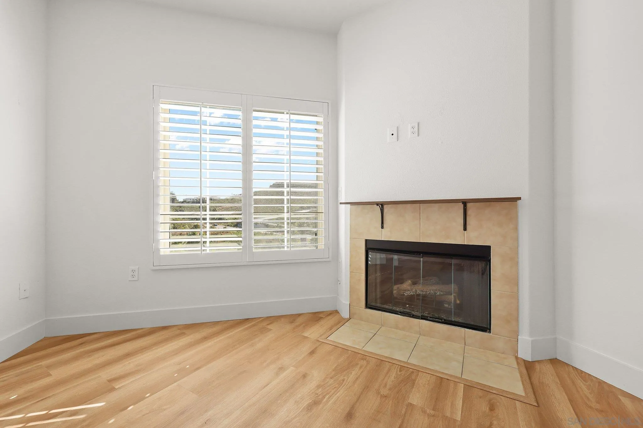 https://cdn.realtyfeed.com/cdn/127/260010878/efd5b8ae614f7bc89abbdf613ff938c7.webp