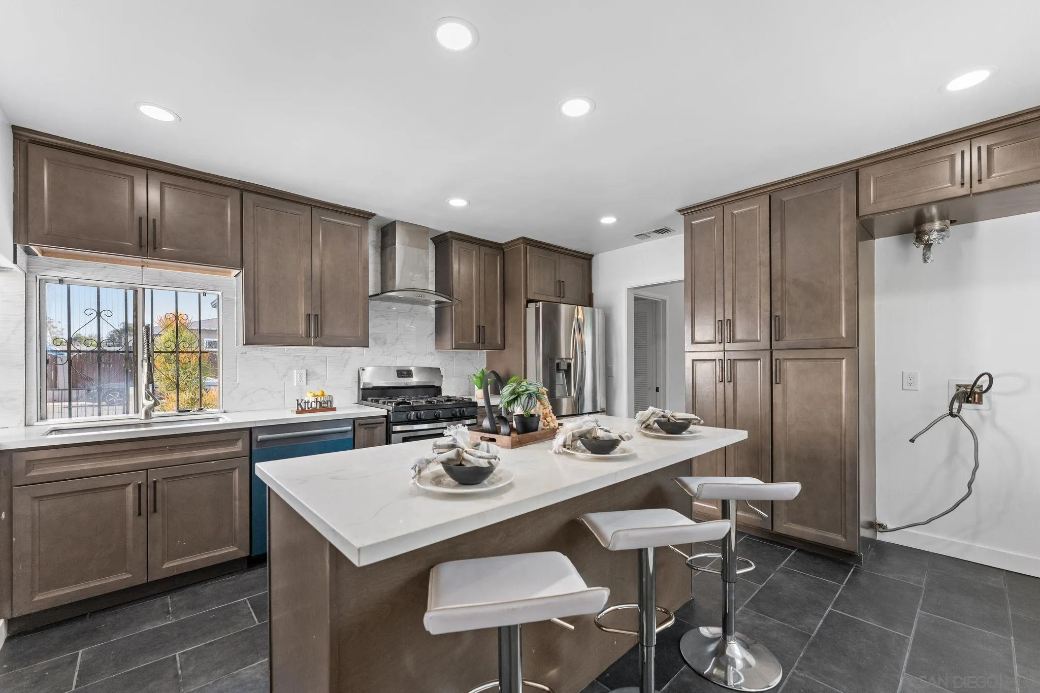 https://cdn.realtyfeed.com/cdn/127/260010886/956aaafd47dd9f8693ab88542999ffb6.webp