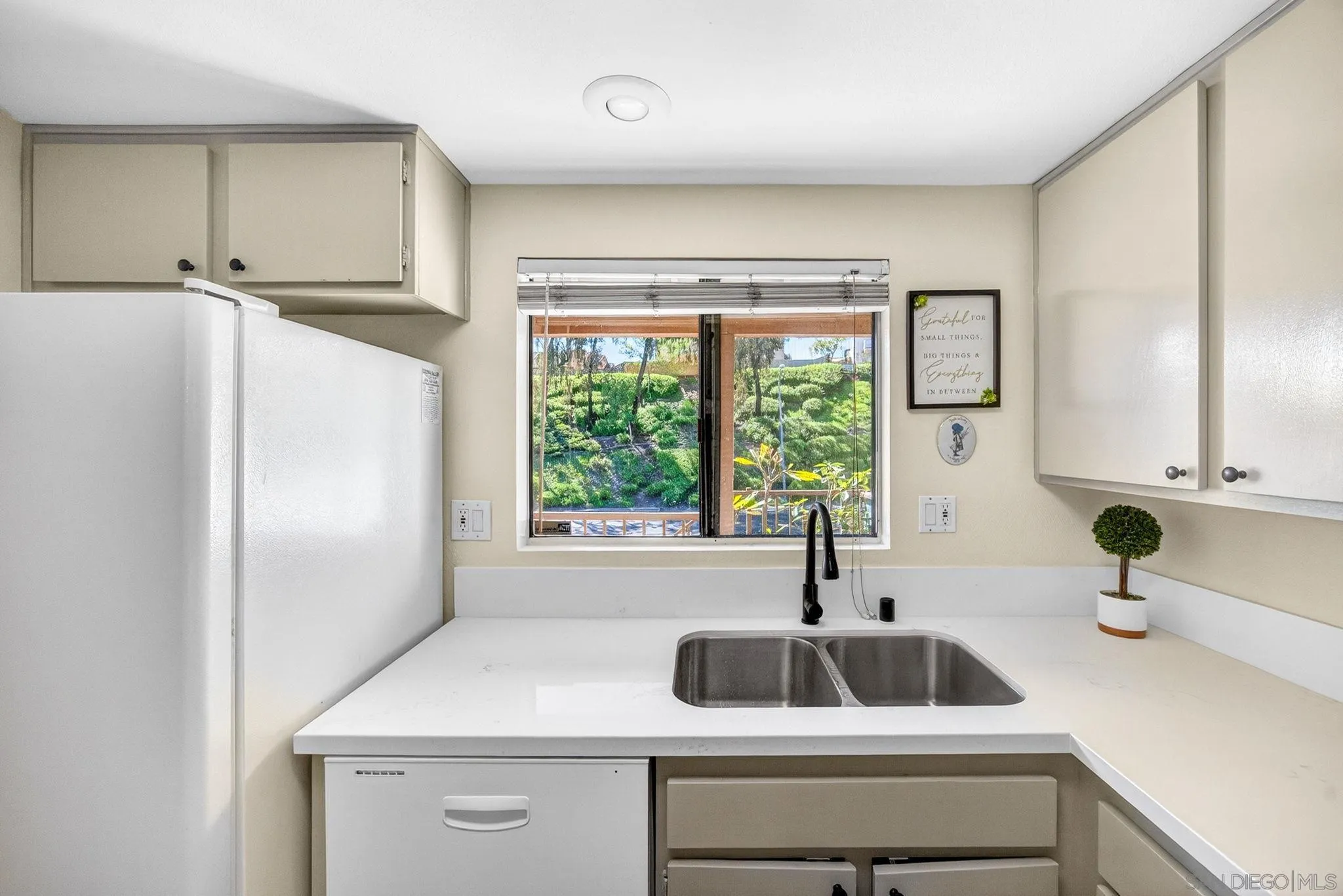 https://cdn.realtyfeed.com/cdn/127/260010888/170cc76998b5f70e31010a6e03ba583b.webp