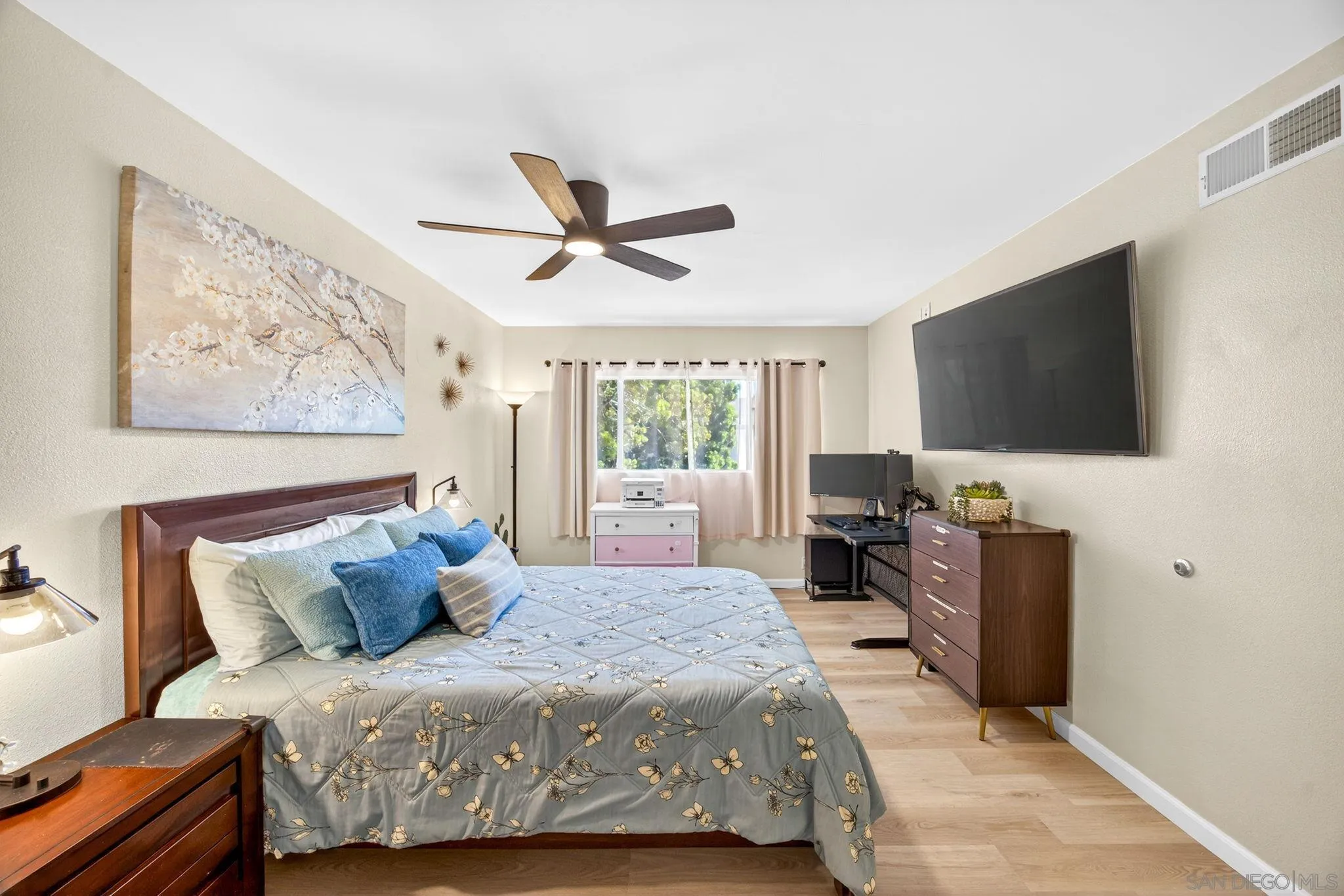 https://cdn.realtyfeed.com/cdn/127/260010888/6311af8fd8c37ba4fd4be09cd8f94ea9.webp