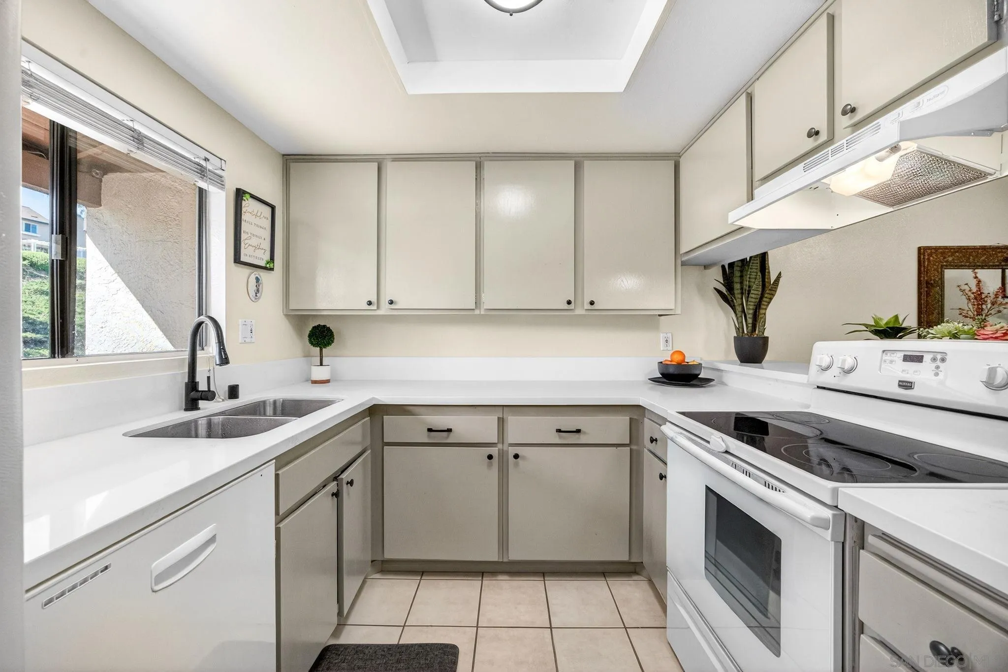 https://cdn.realtyfeed.com/cdn/127/260010888/b0a61f77586e47192d9251478d96151c.webp