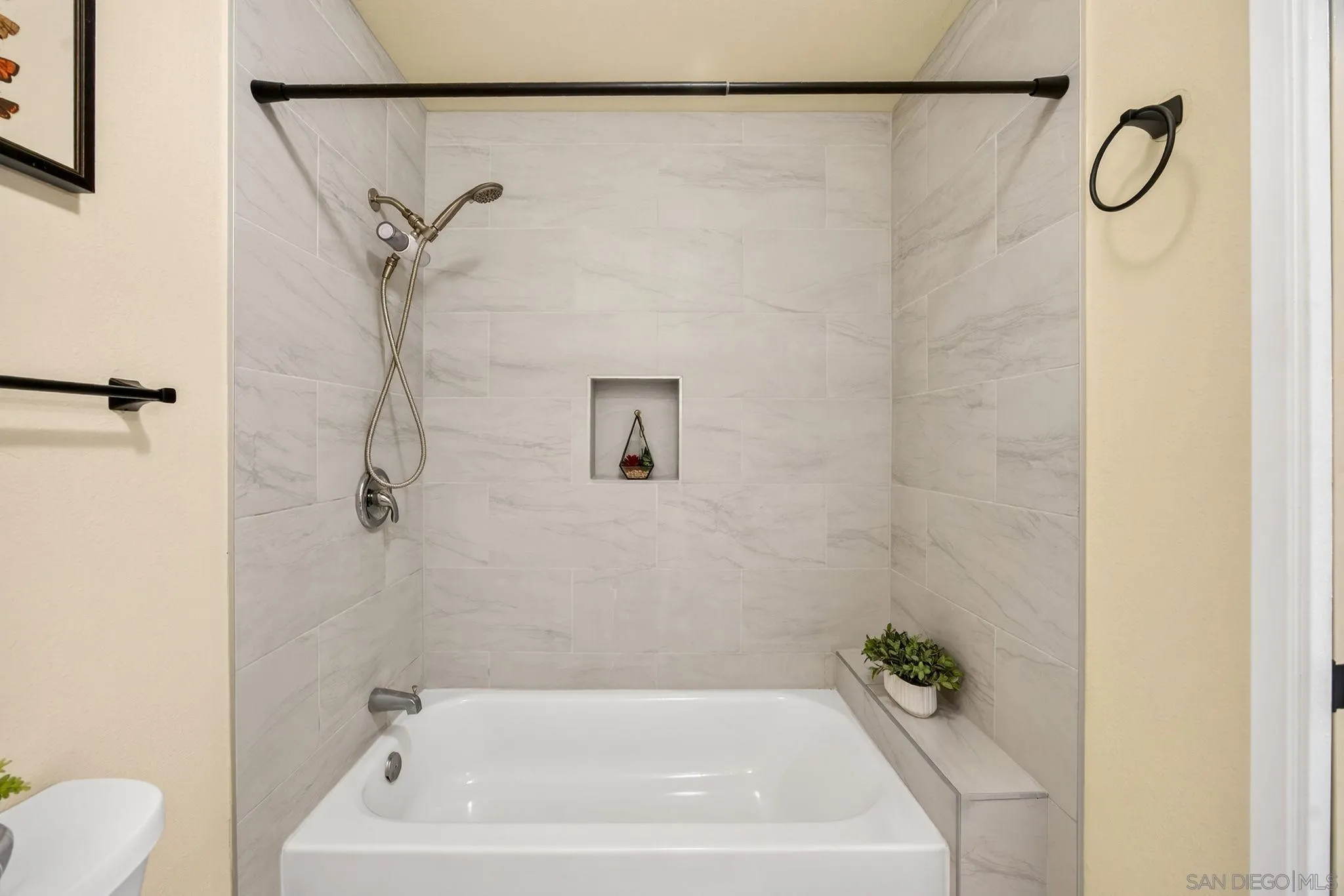 https://cdn.realtyfeed.com/cdn/127/260010888/b860b5ffa089425d1b97d2a5e3a75a76.webp
