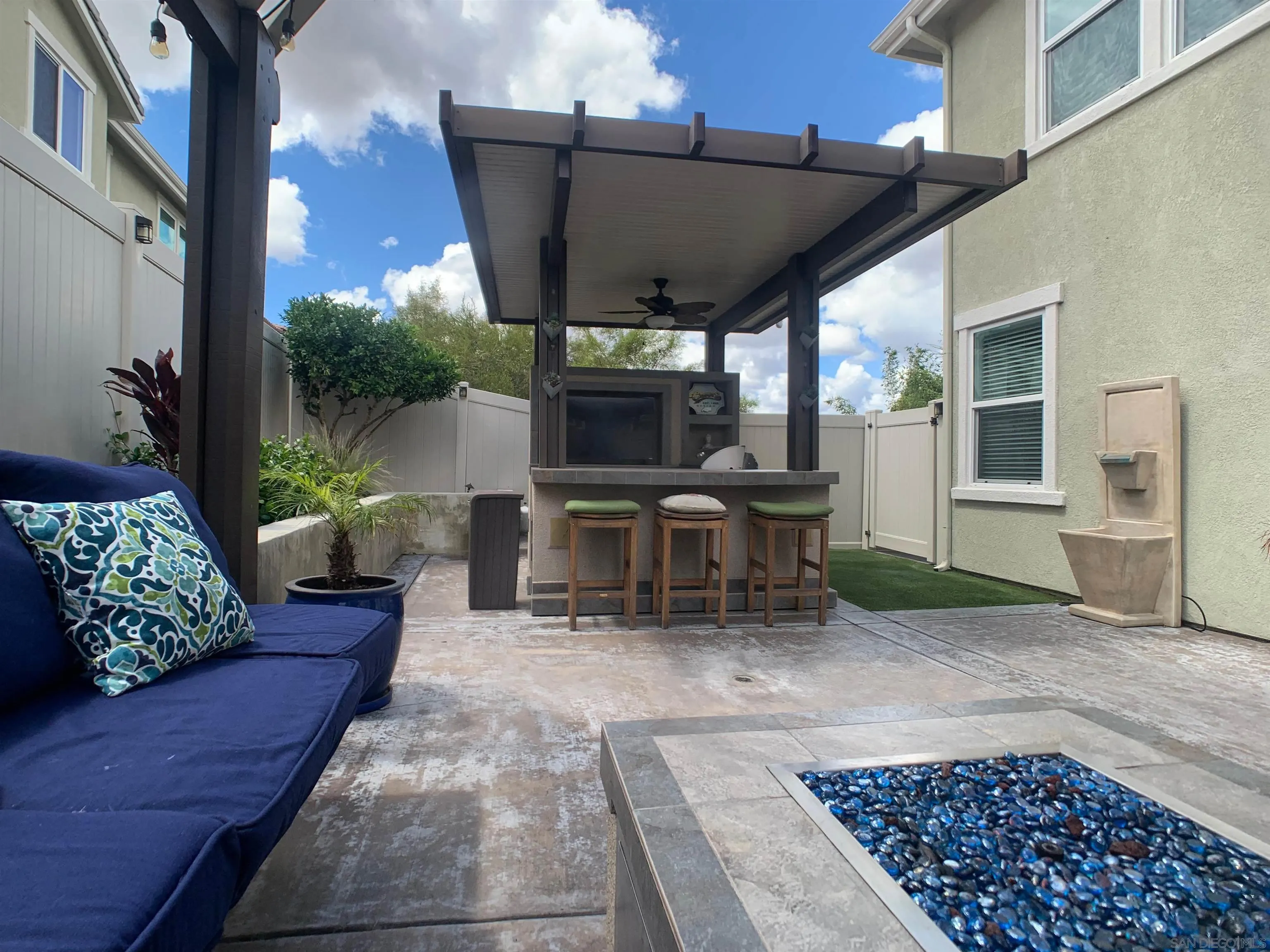 https://cdn.realtyfeed.com/cdn/127/260010893/a1f614d68df611e161944fed954b587a.webp